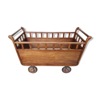 Lit de bébé à roulettes