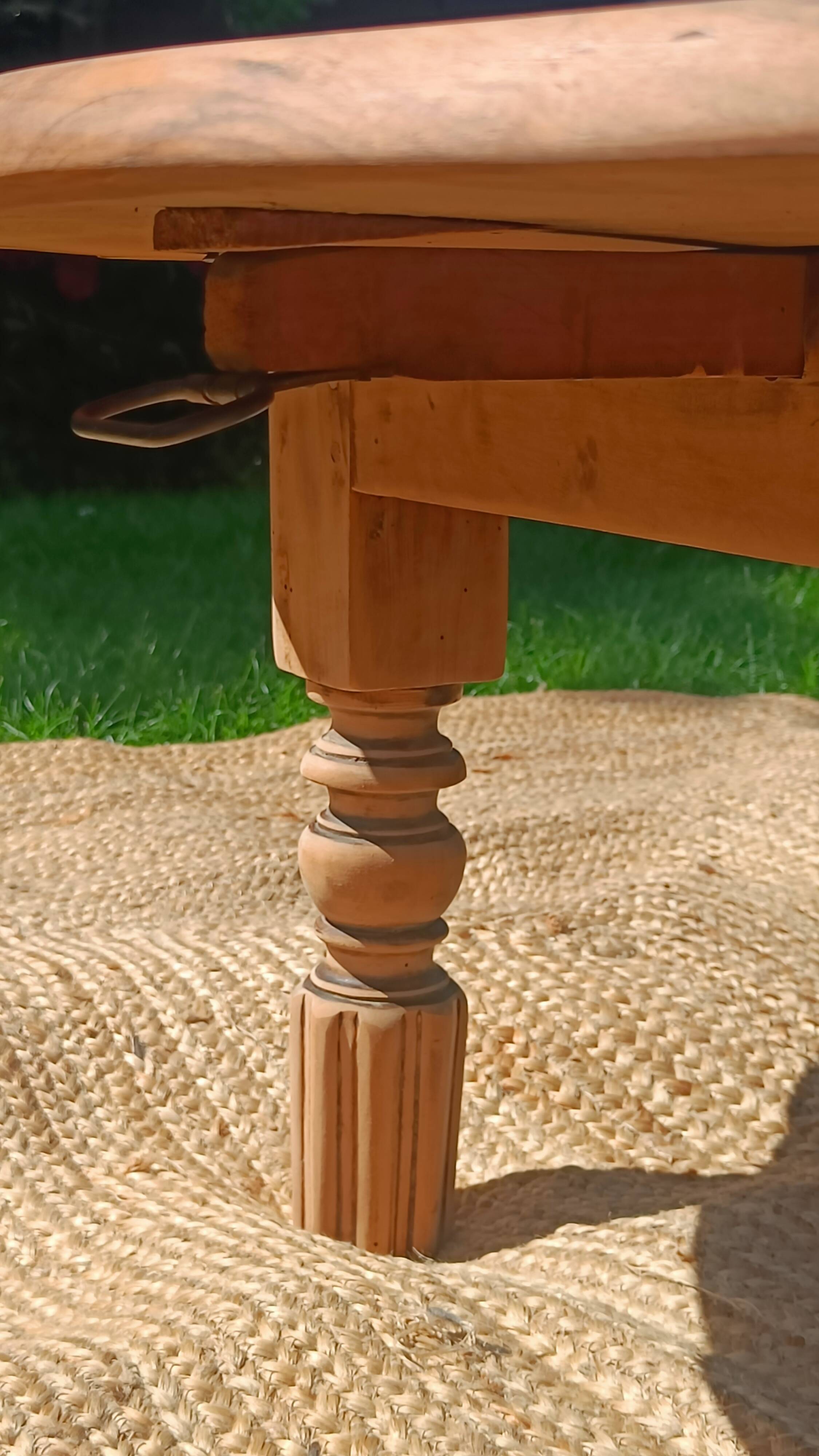 Round coffee table in solid walnut – foldable top