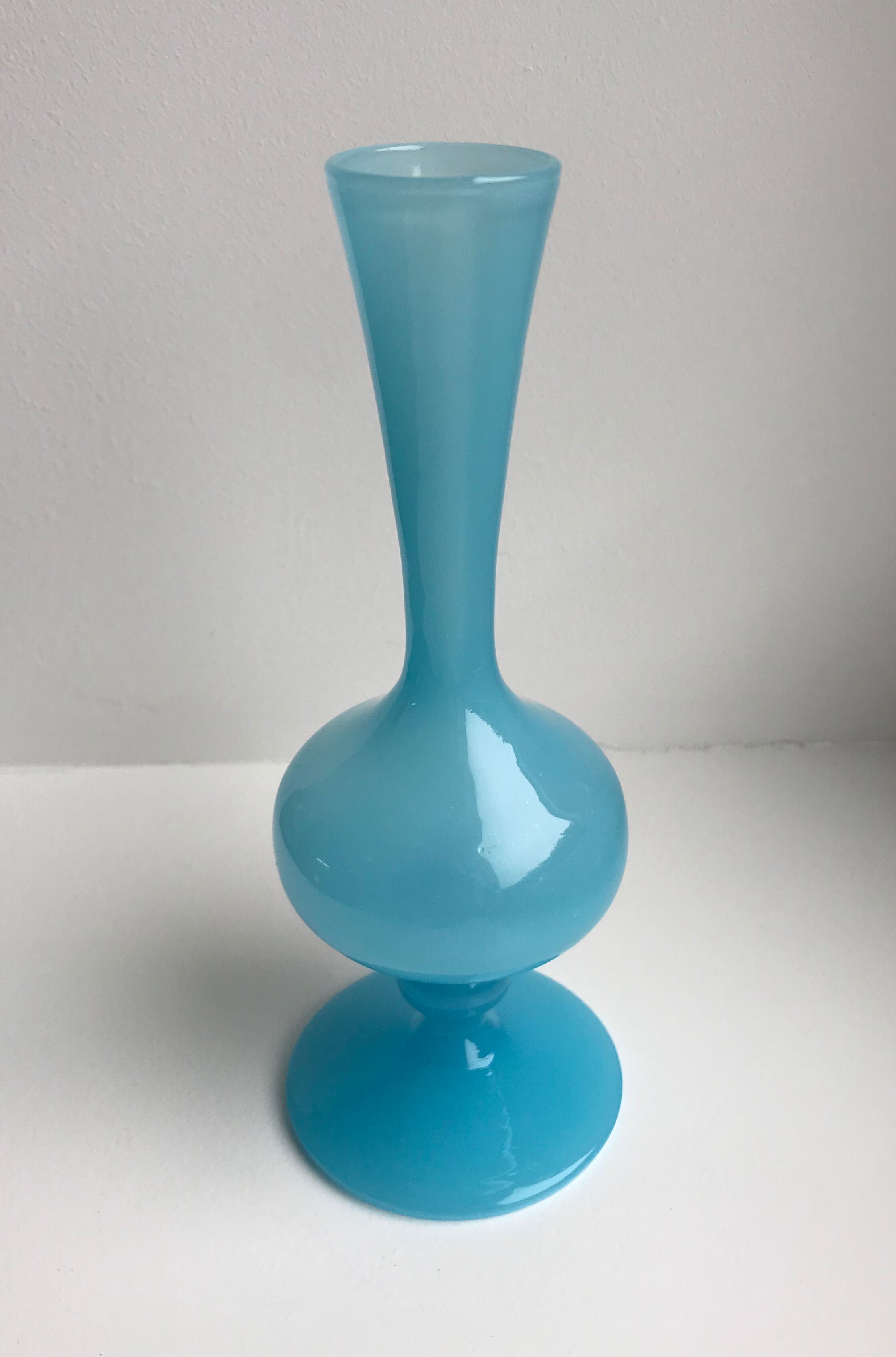 Vase en opaline bleu ciel années 50