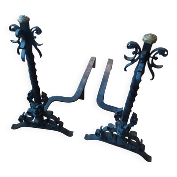 paire de grands chenêts en métal XXème à décor de mascaron