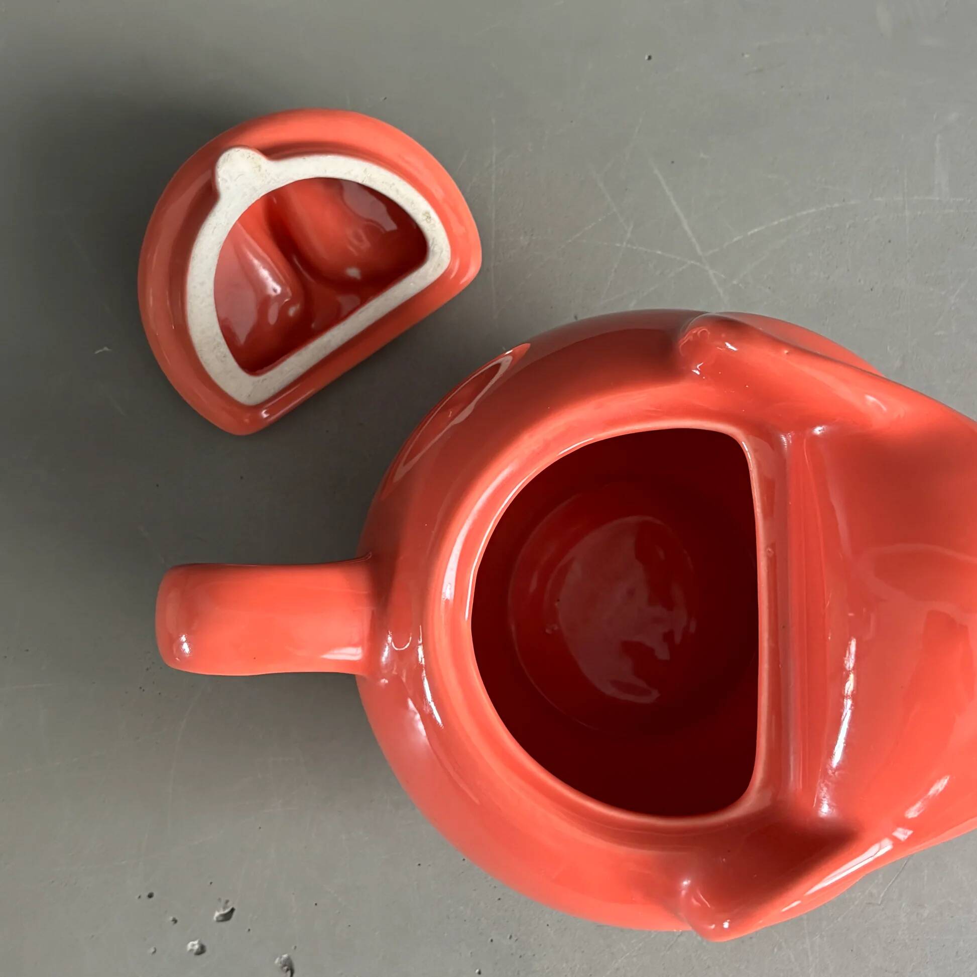Large coral-coloured elephant teapot.