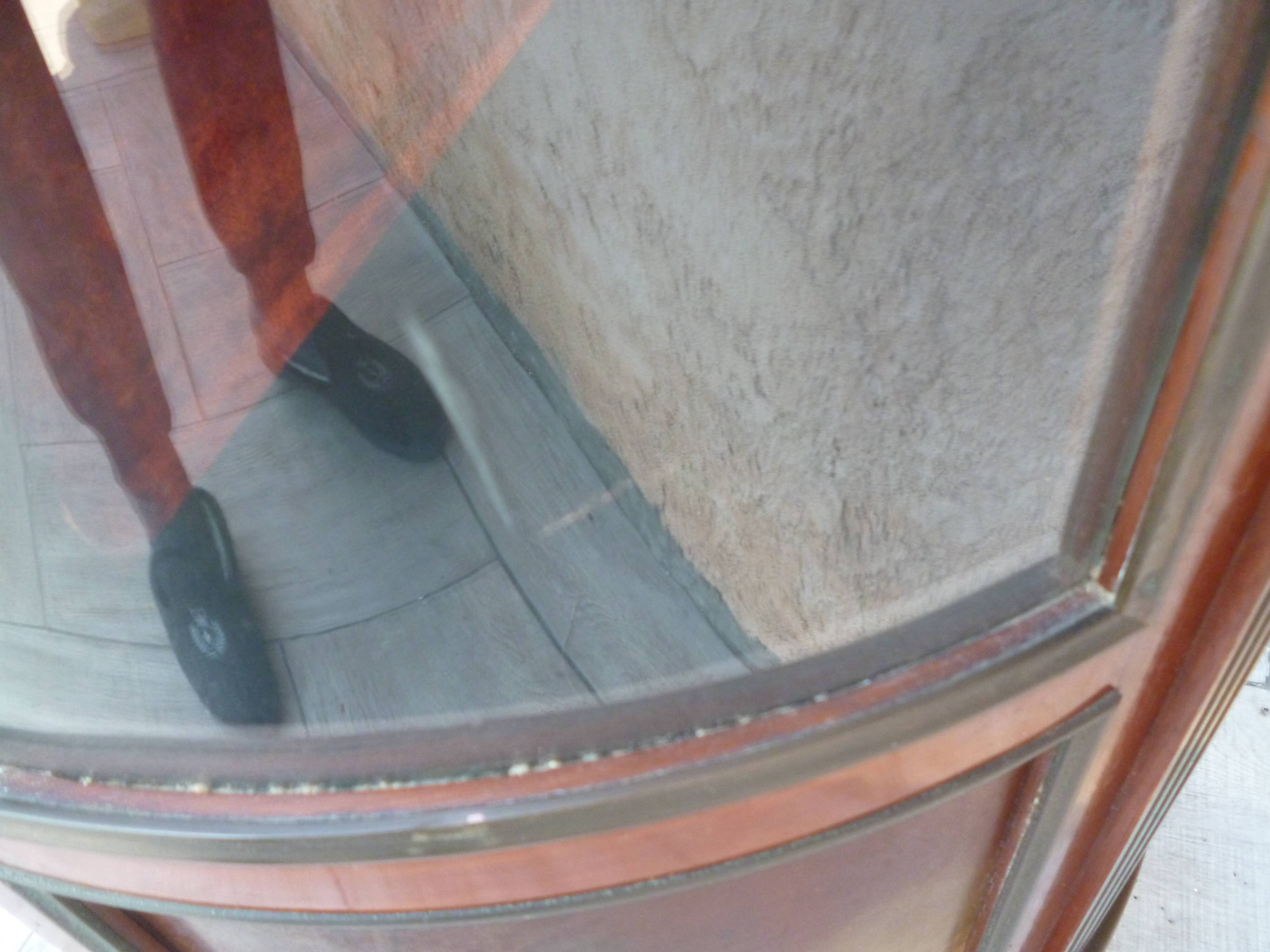 Showcase curved style louis xv