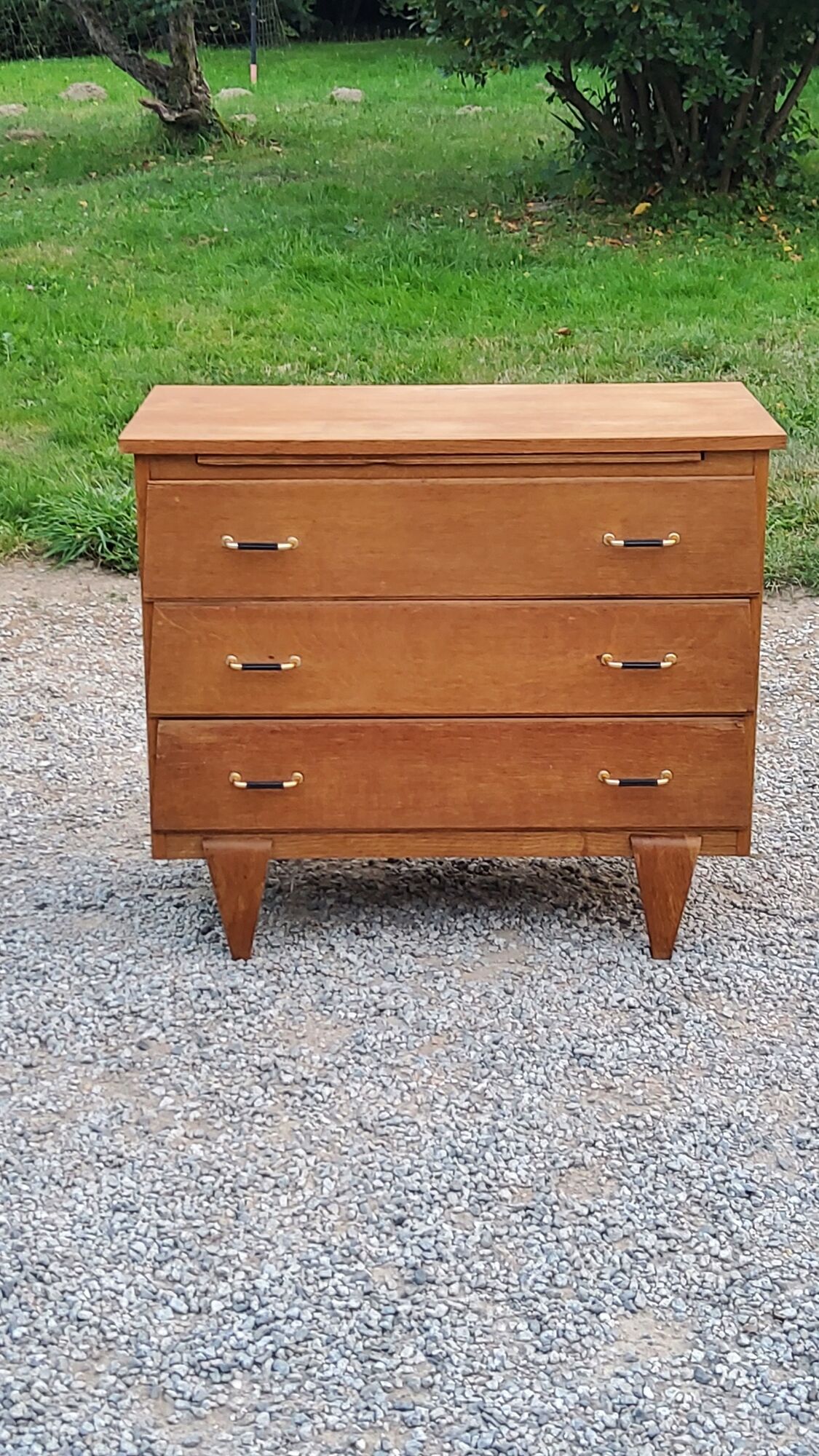 Vintage chest of drawers in golden oak from the 50s with 3 drawers and spindle-legged shelf