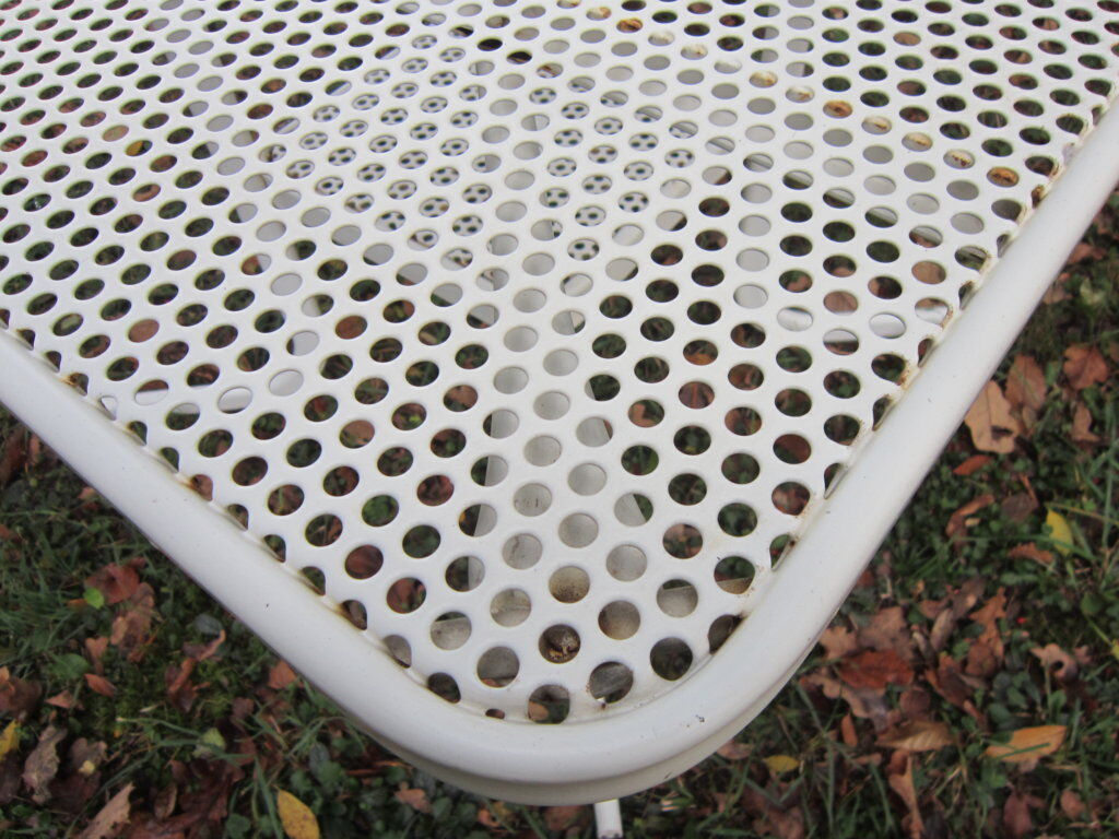 Table de jardin en métal perforé Emu