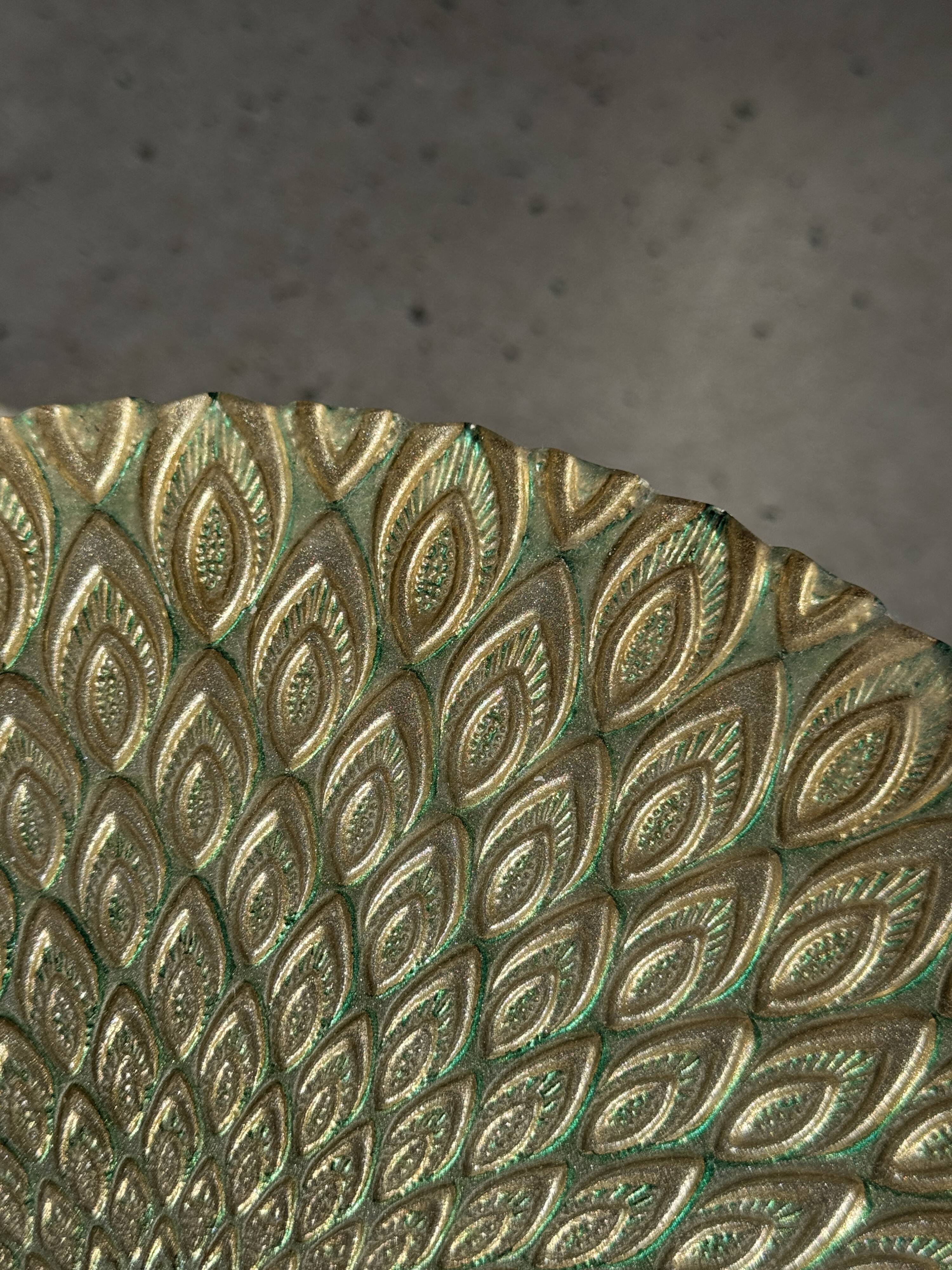 Cake stand on pedestal in glass with peacock feather effect D33 H10