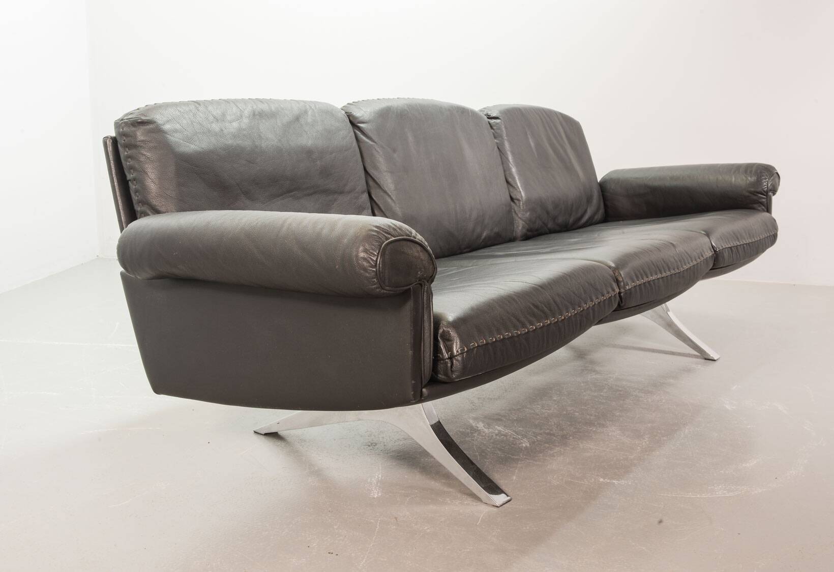 De Sede Black Leather Strap Stitched Three-Seat Sofa DS31. Switzerland, 60s
