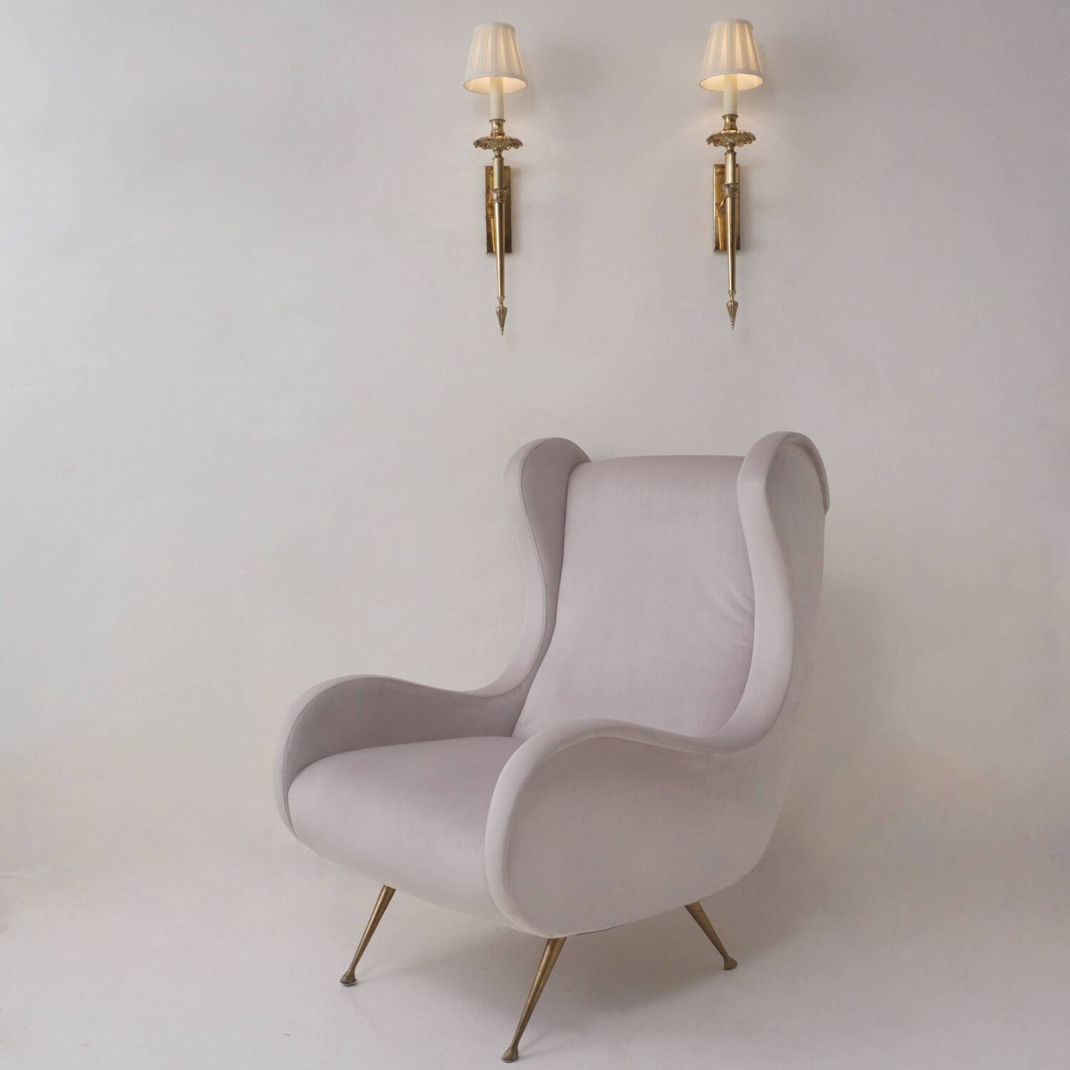Paire de lampes murales en laiton de style néoclassique, acanthe, années 1950 françaises.