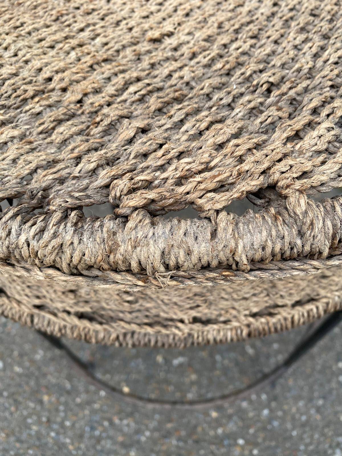Round side table in woven straw and black steel