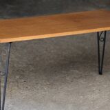Jolie table basse vintage (années 70). En contreplaqué et fonte