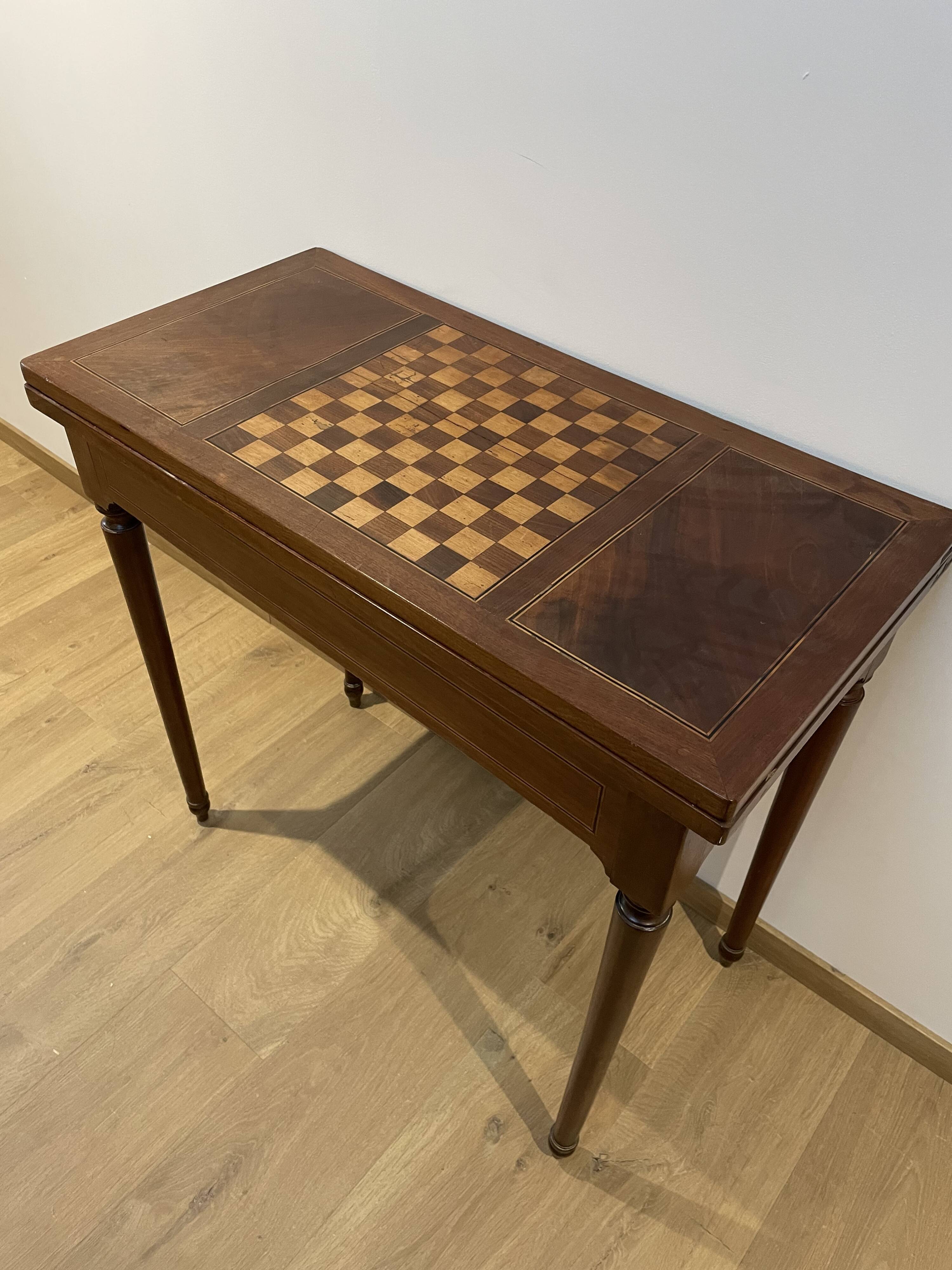 Vintage wallet game table