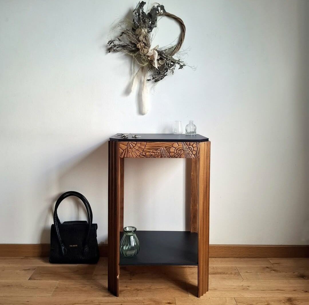 Pretty Art Deco console.