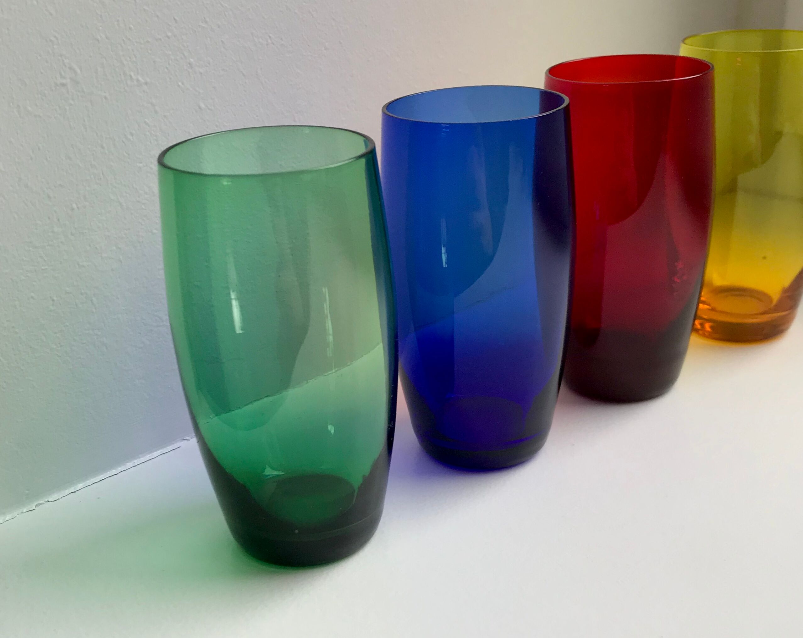 Lot de 4 verres à eau design en verre coloré années 70