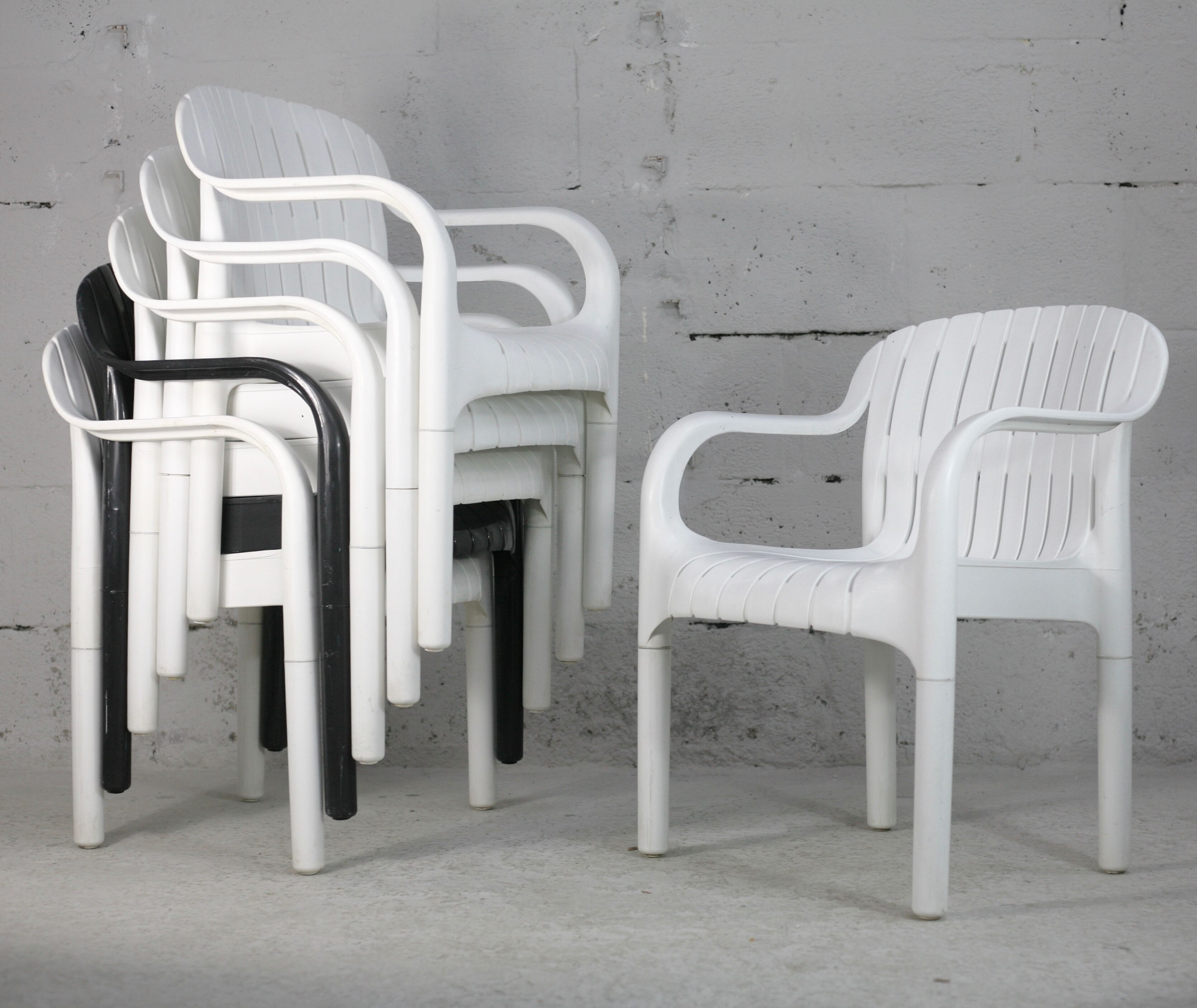 Pierre Paulin set of 6 outdoor armchairs "Dangari", Allibert. Plastic. France, 1980