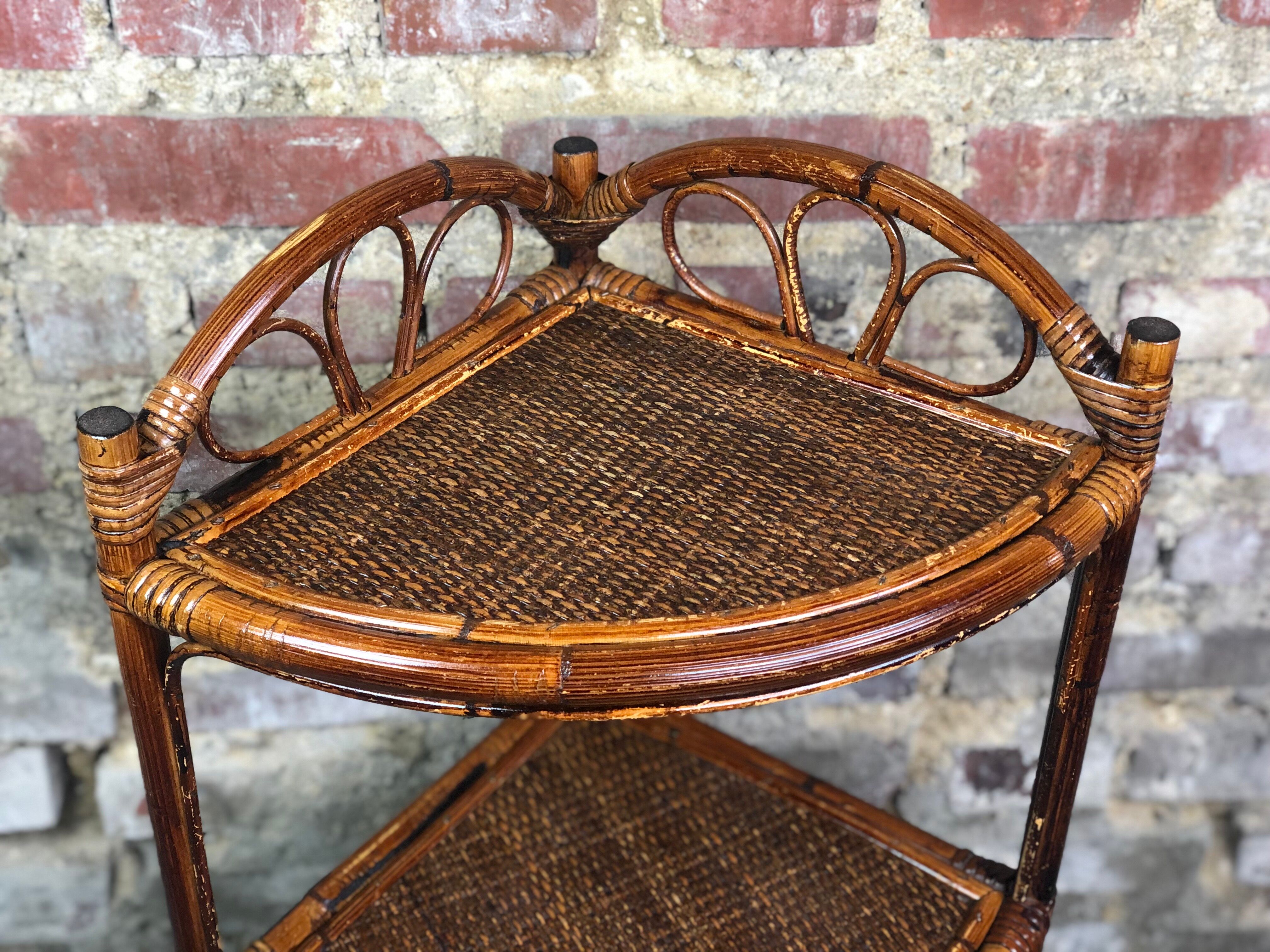 Corner shelf in rattan 70
