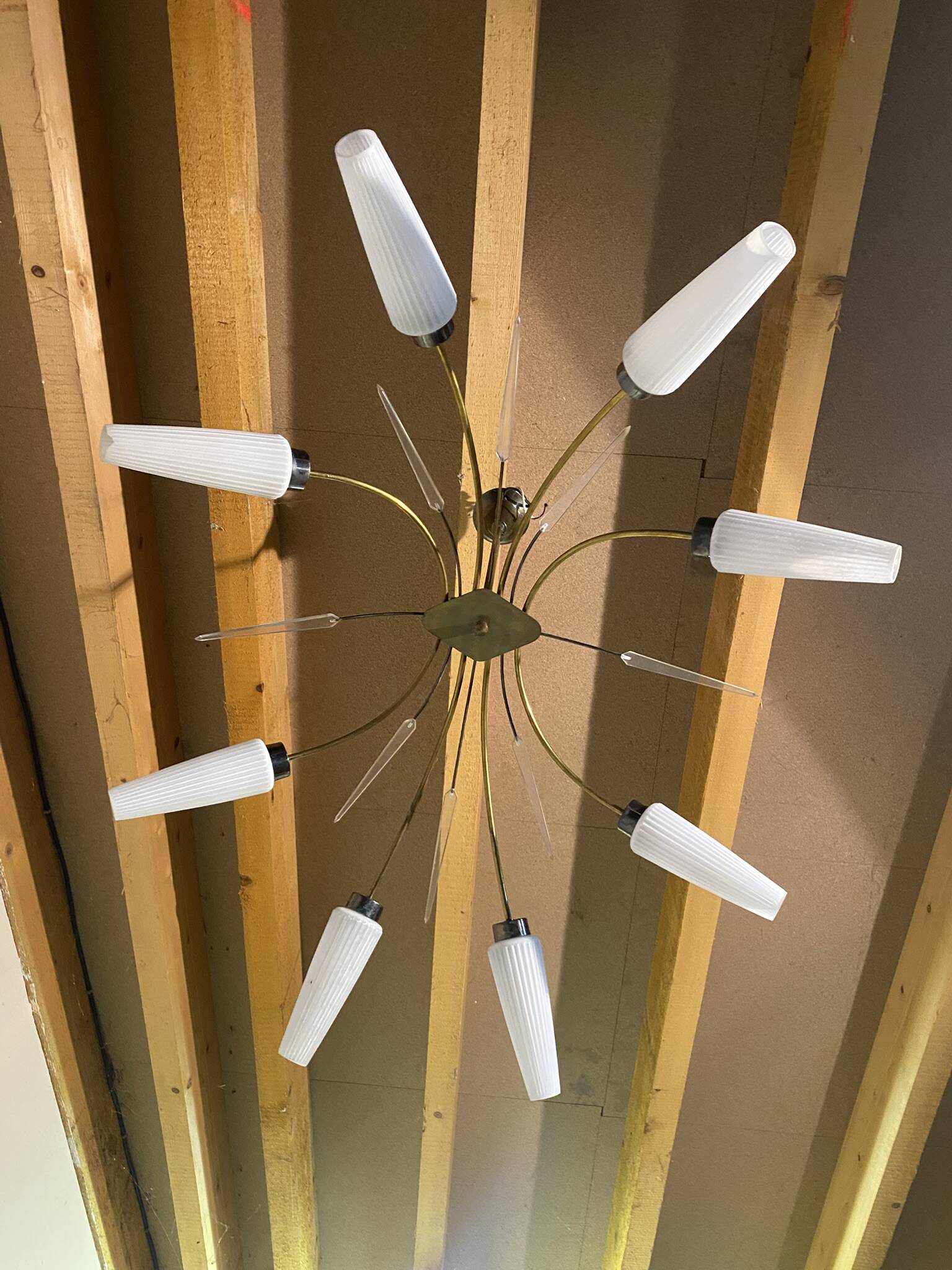 Vintage 8-light chandelier in brass and ribbed opaline glass