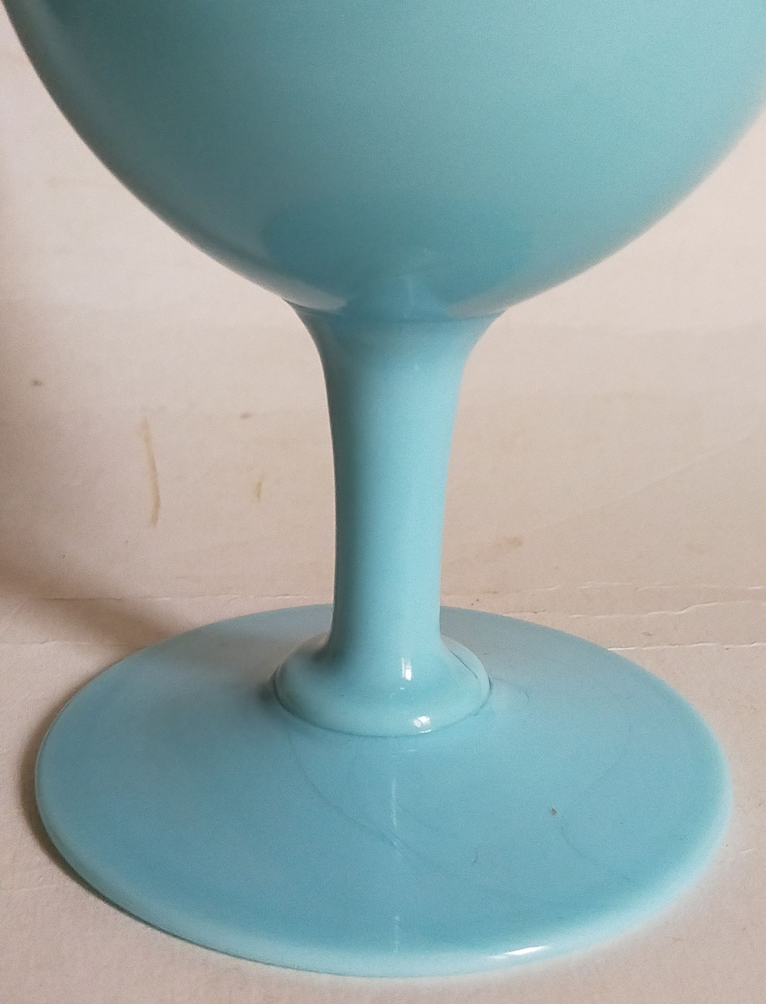 Vase à pied en opaline bleue vintage