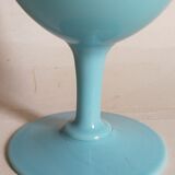 Vase à pied en opaline bleue vintage