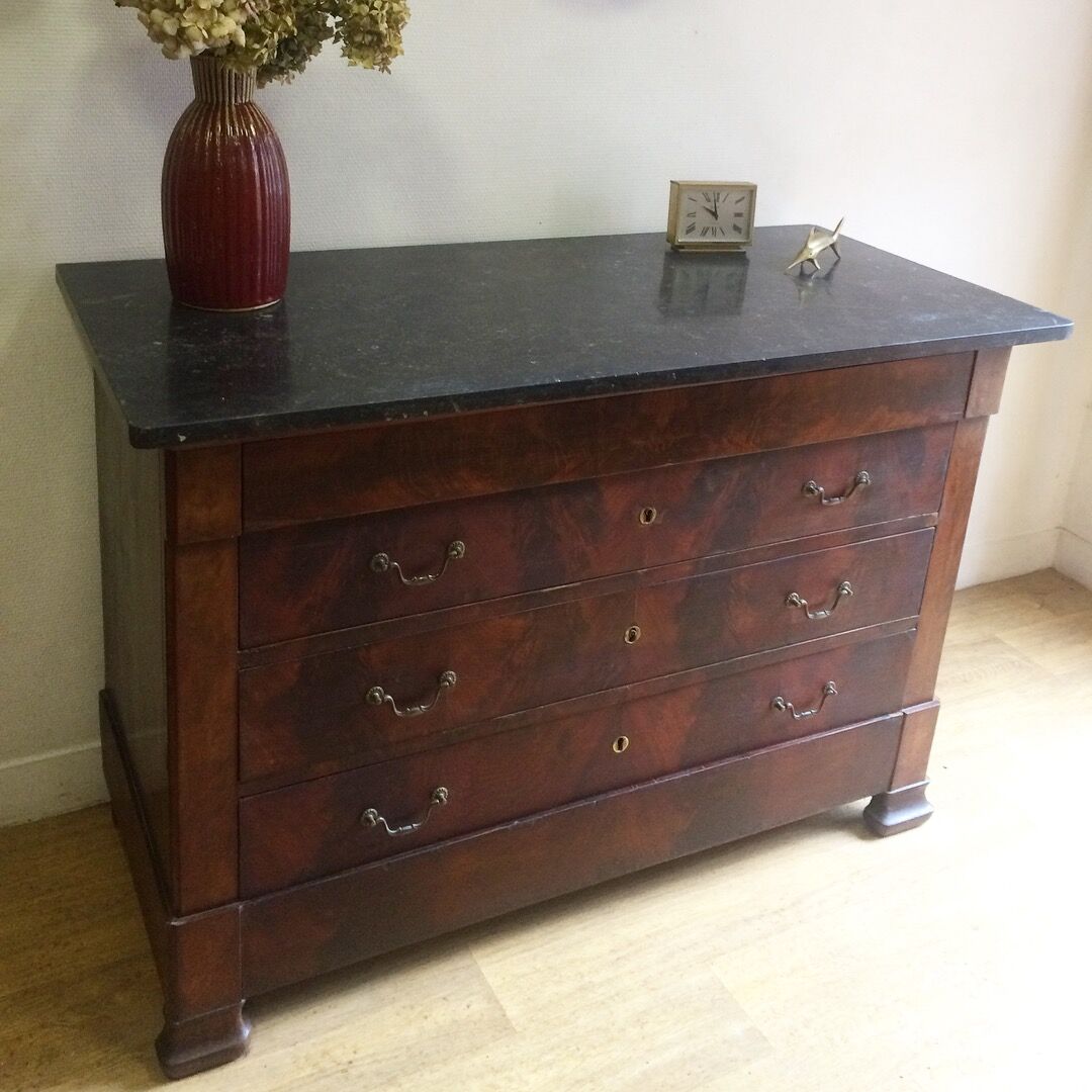 Commode Louis Philippe bois et marbre noir, 4 tiroirs