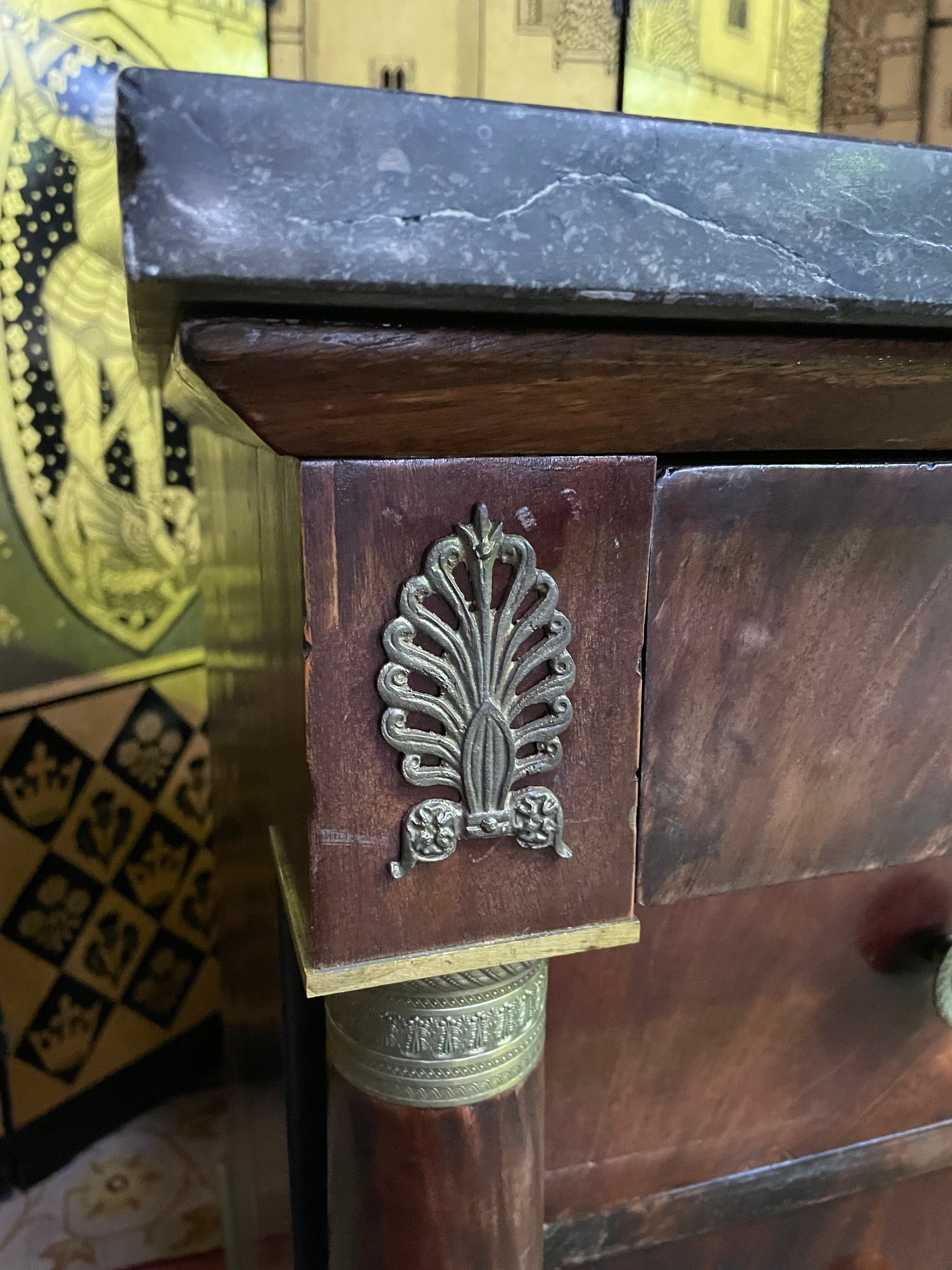 Empire period chest of drawers in mahogany and mahogany veneer