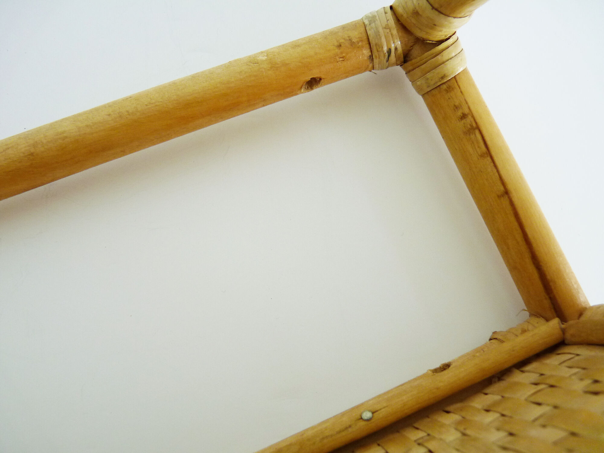 4-patère wall door and shelf. Vintage rattan coat hanger. Year 60