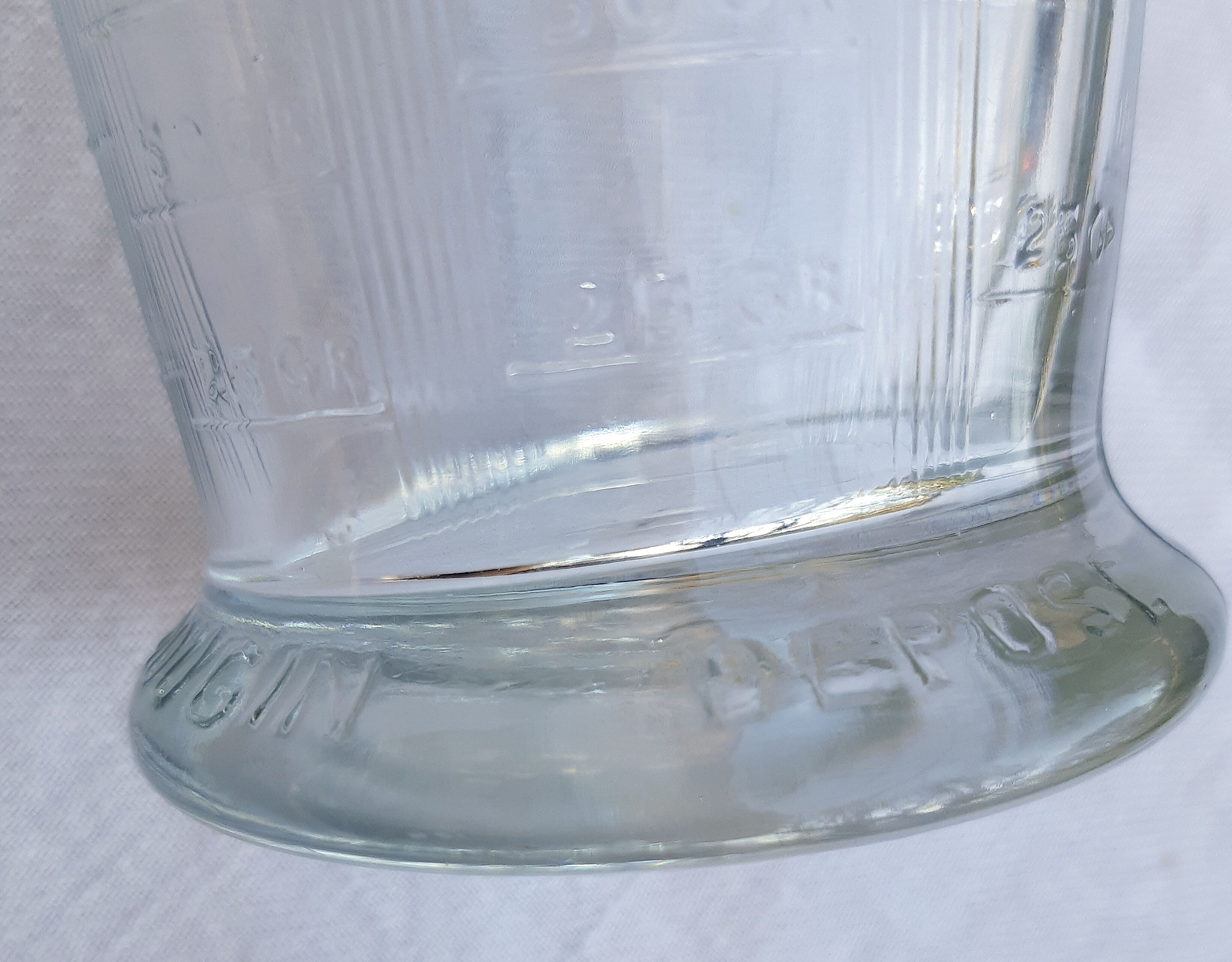 Graduated glass for weighing in the kitchen