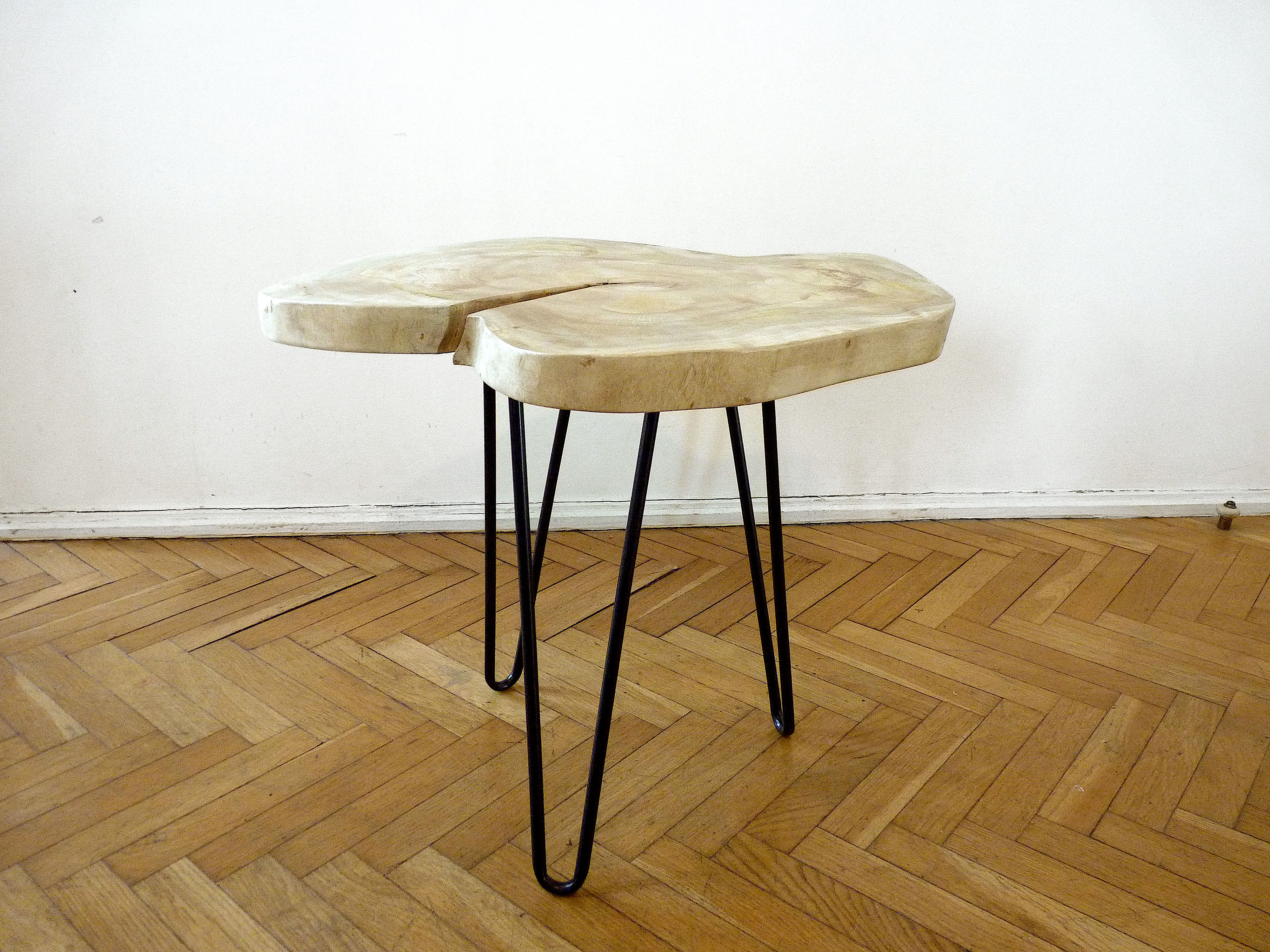 Coffee table in raw wood marbled appearance