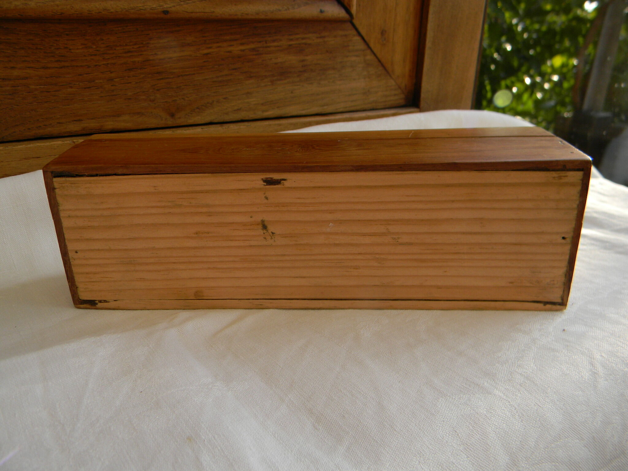 Small rectangular box made of rosewood and marquetry