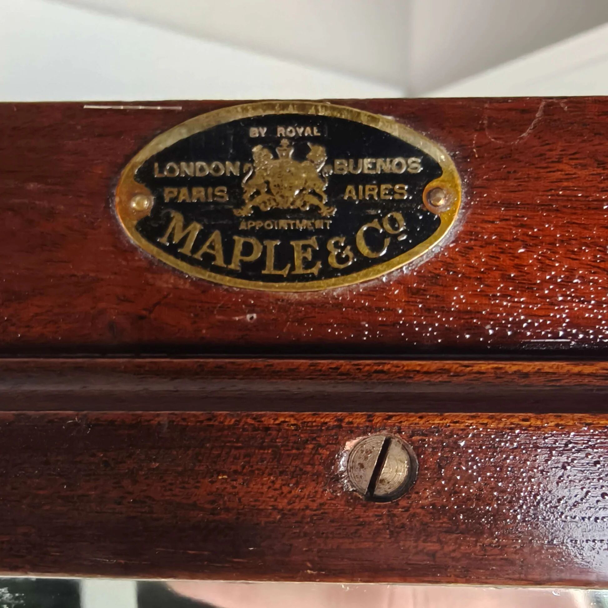 Garde-robe d'homme Maple & Co. du début du 20e siècle