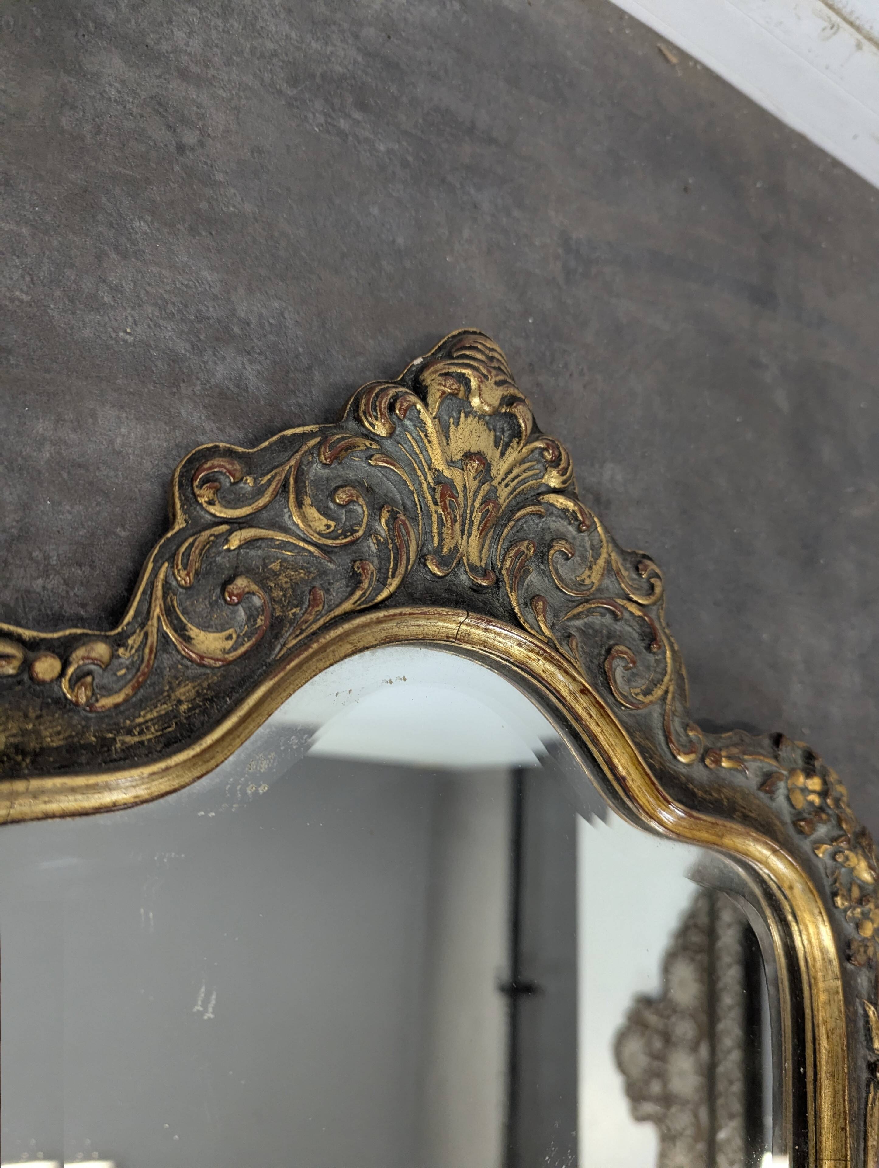Miroir Louis XV en bois doré à cartouche
