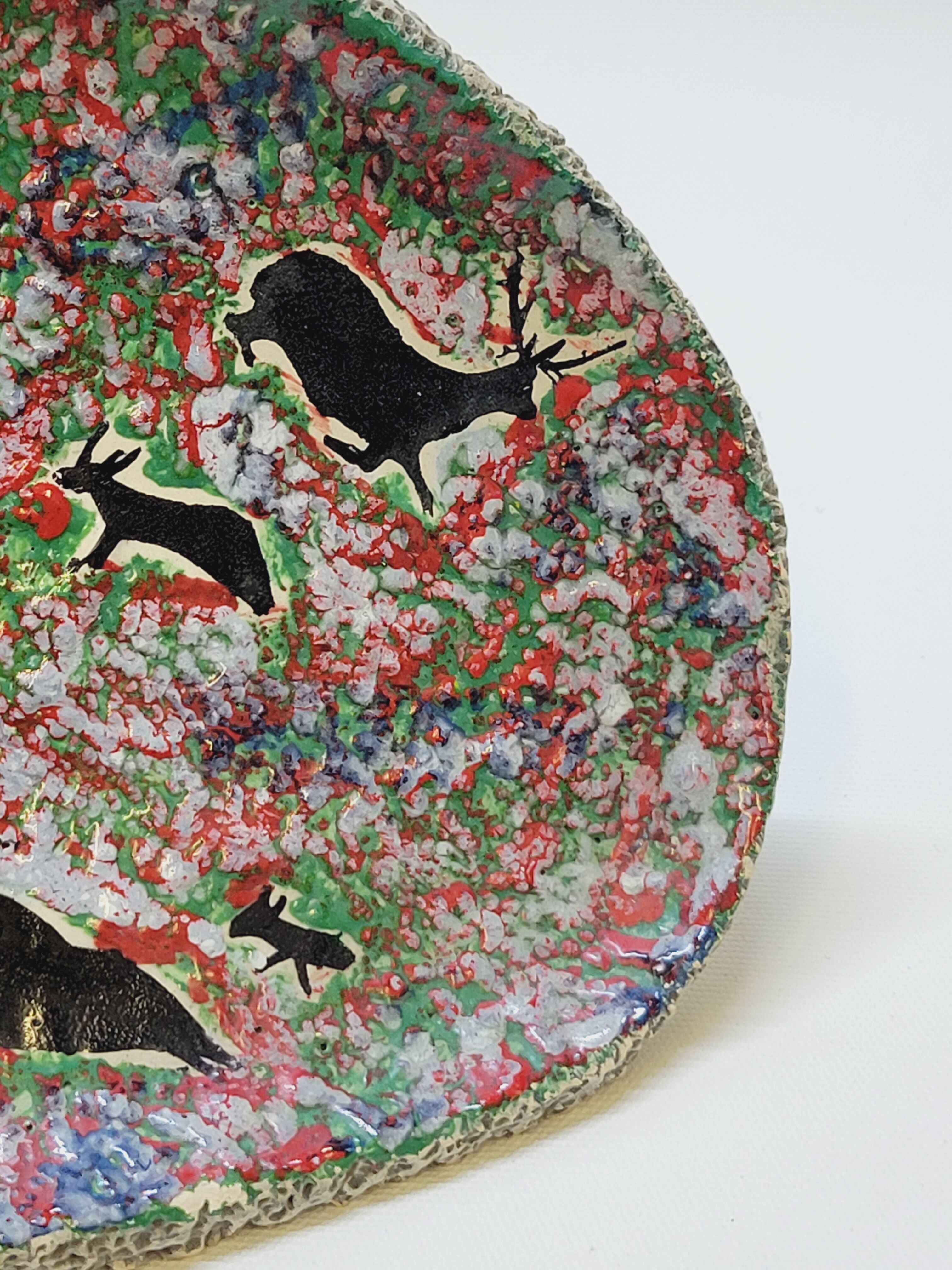 Decorative plate in glazed ceramic plaster? Prehistoric hunting décor
