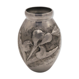 Vase en métal signé