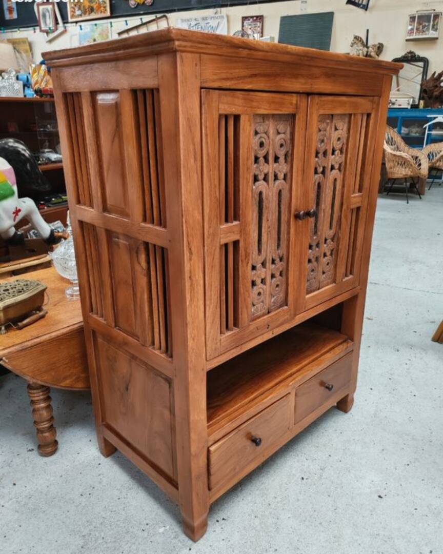 Meuble en bois exotique