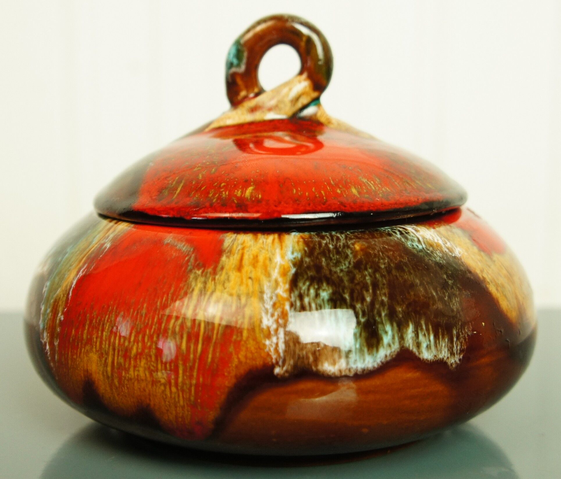 Round box in glazed ceramic