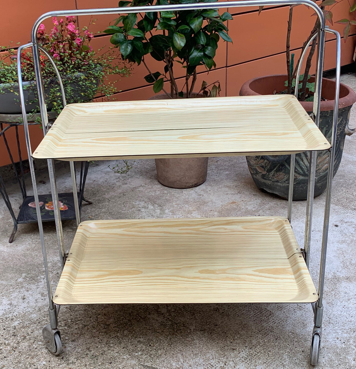 Folding travel service in vintage formica