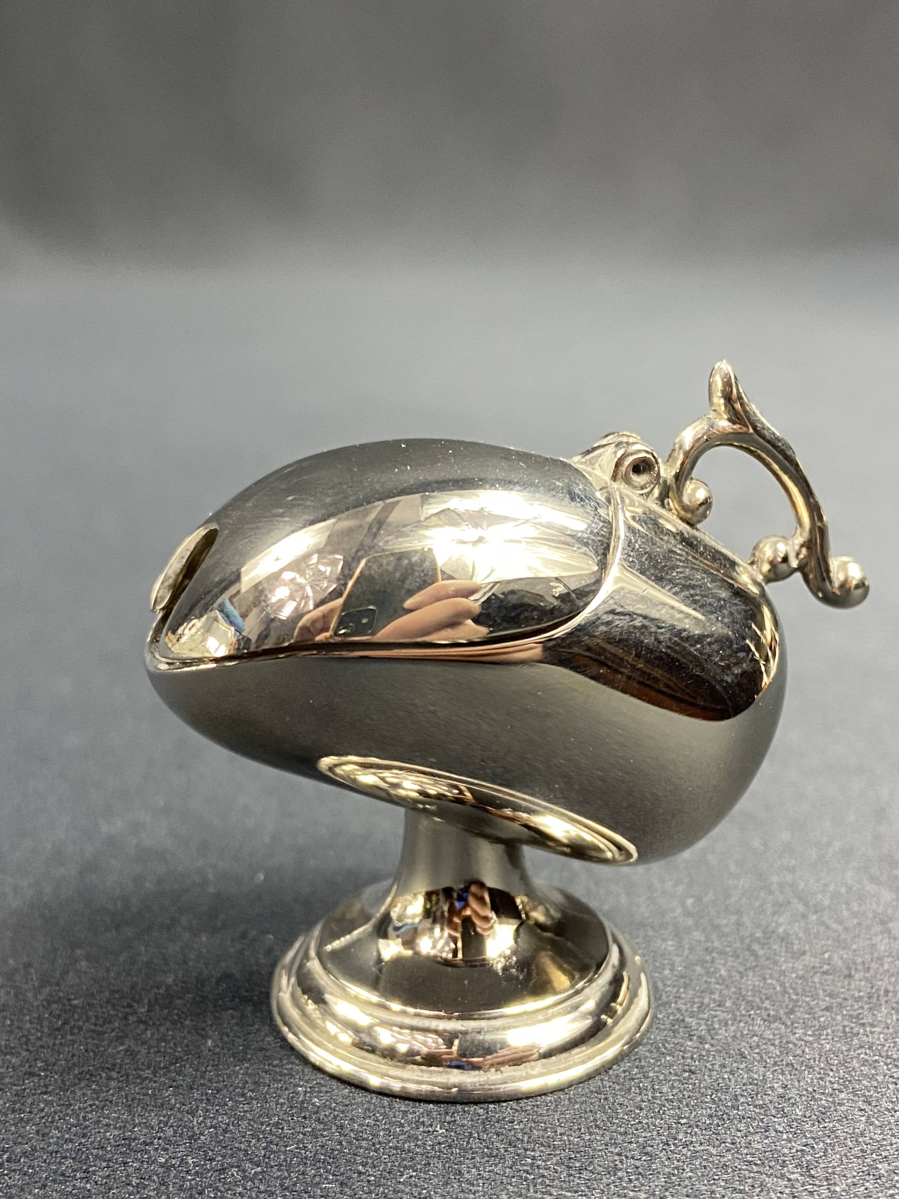 Individual ashtray with metal clasp