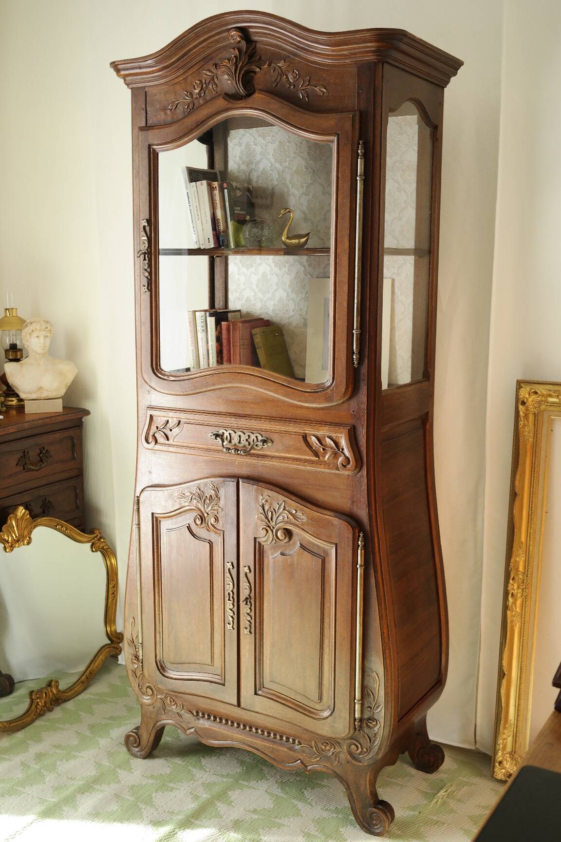 Curved display cabinet in solid walnut, mid-20th century.