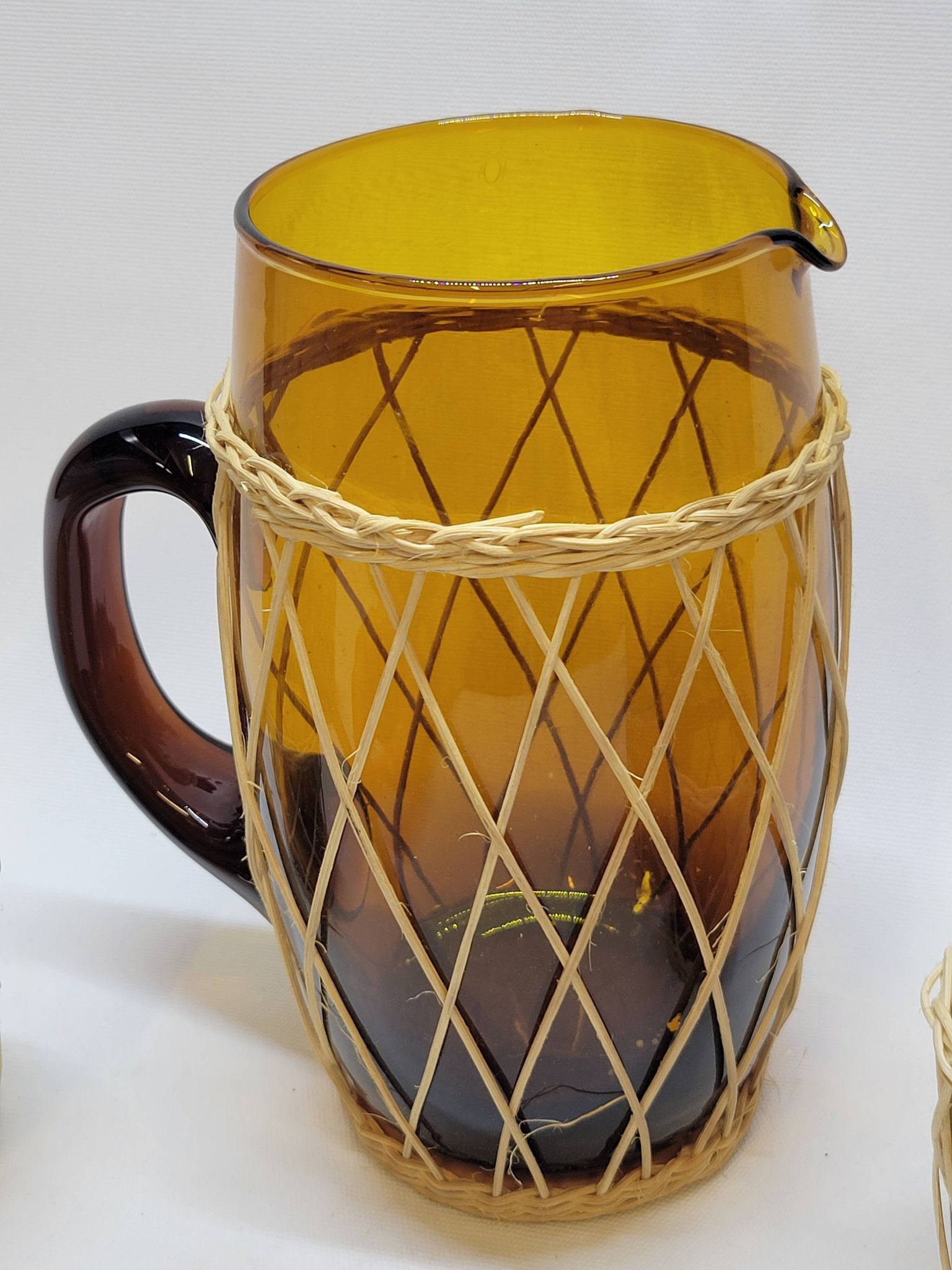 Service à orangeade vintage en verre soufflé ambré et osier