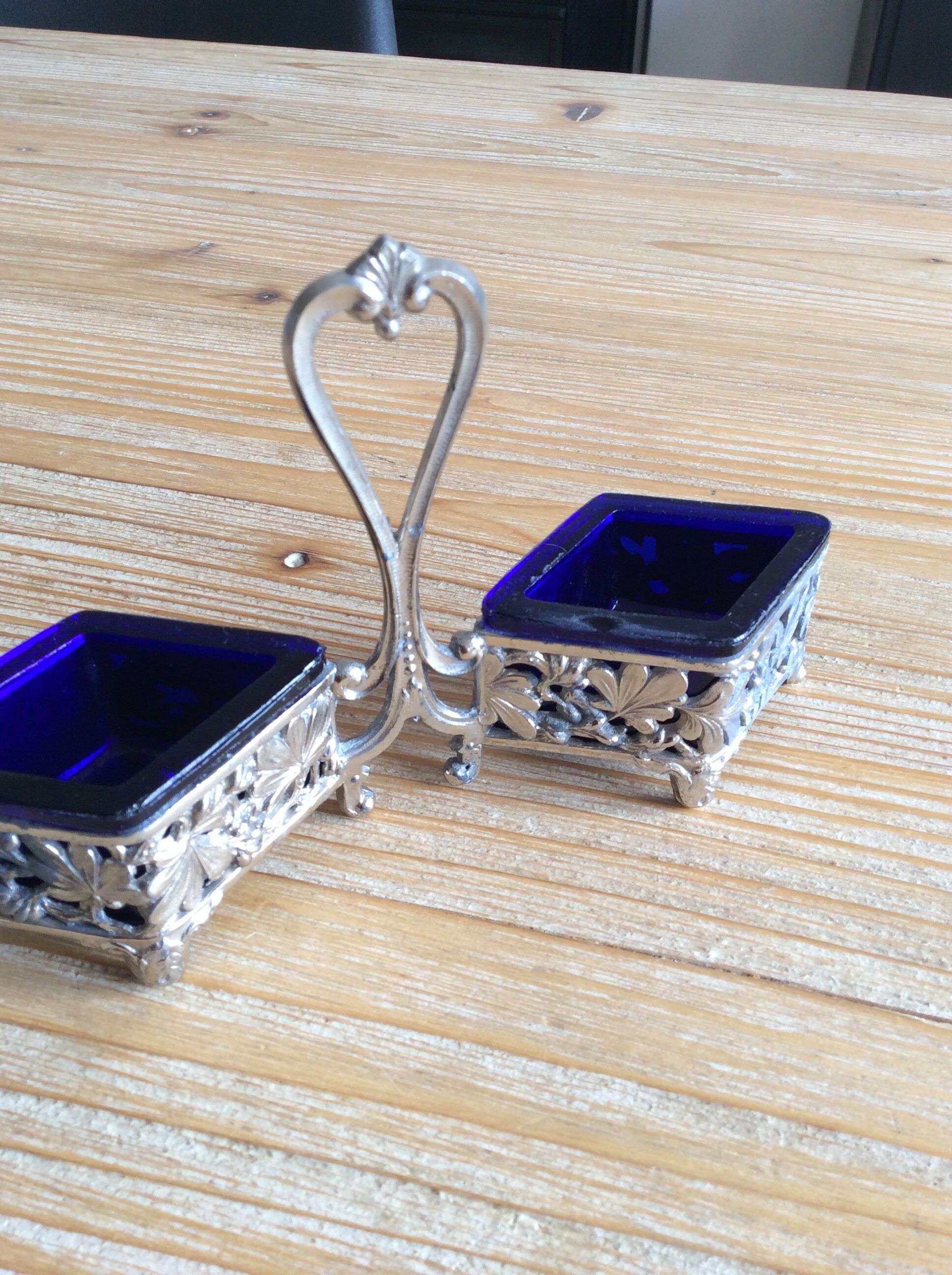 Salt shaker /pepper shaker and accessories in silver metal and blue glass compartment