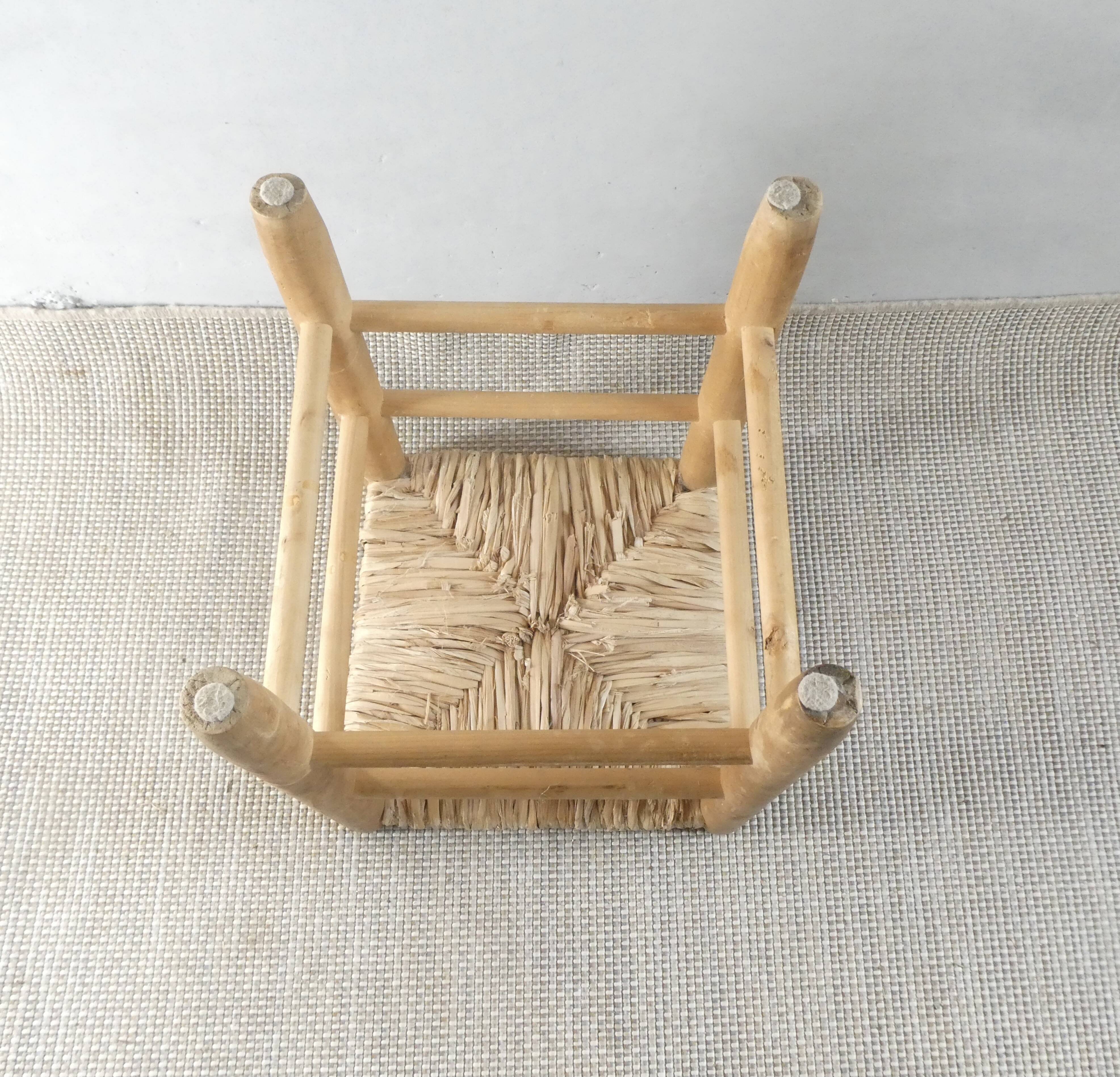 Tabouret en bois clair et assise paillée