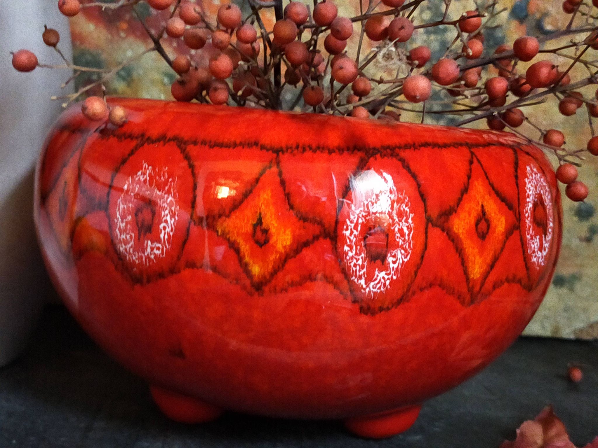 Vase tripode céramique à l'émail rouge vif vintage