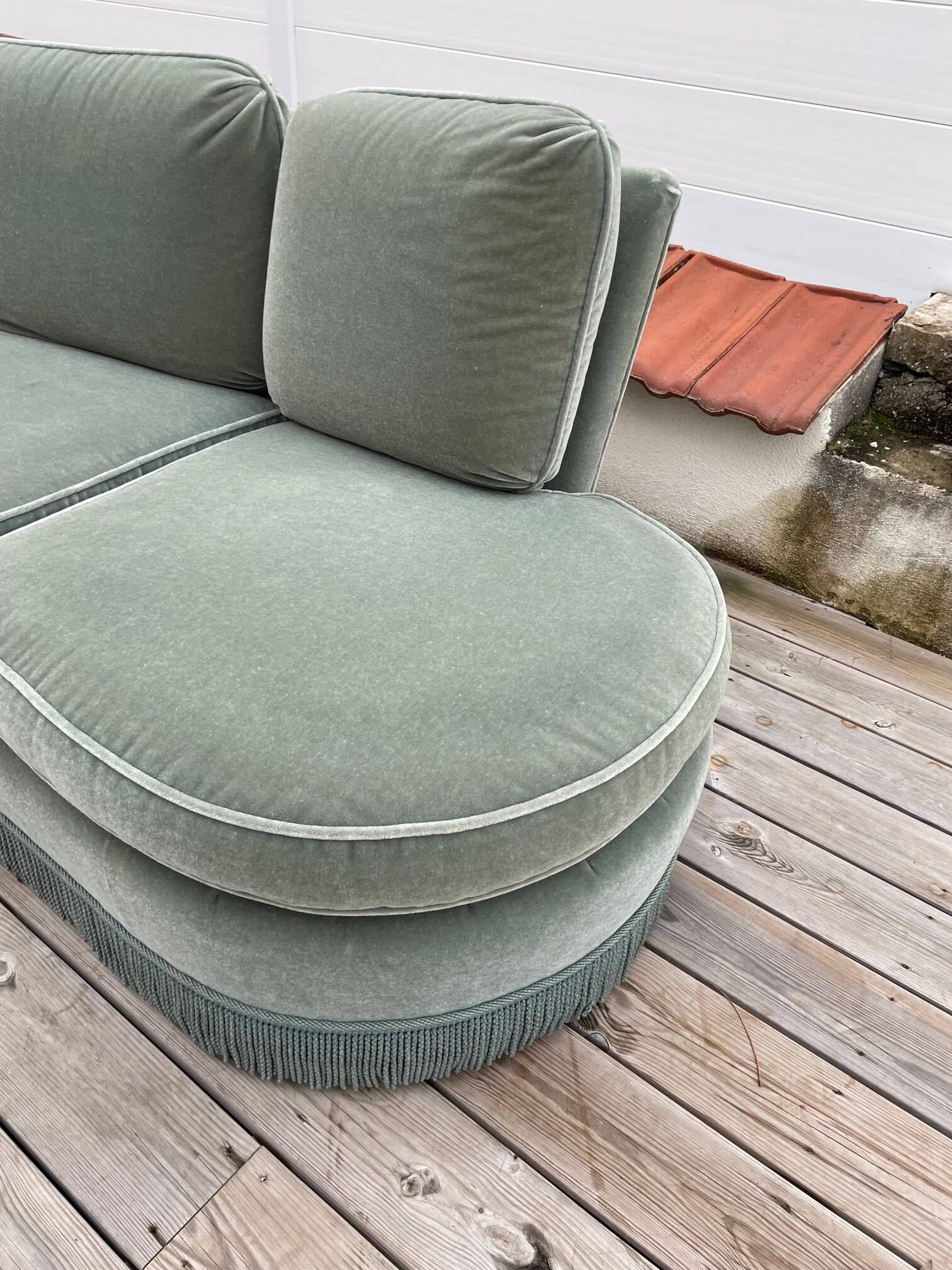 Rounded sofa with fringes