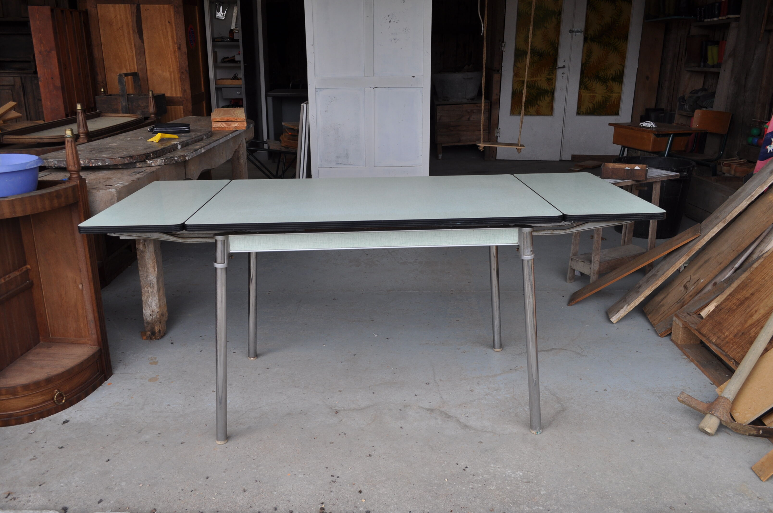 Table in water green formica
