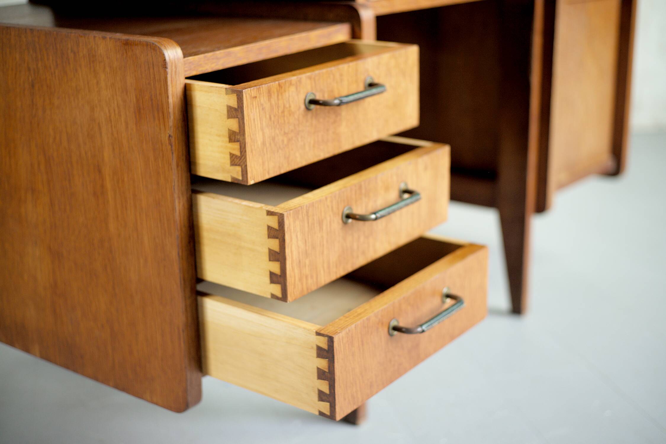 Bureau double à poignées gainées, France 1950