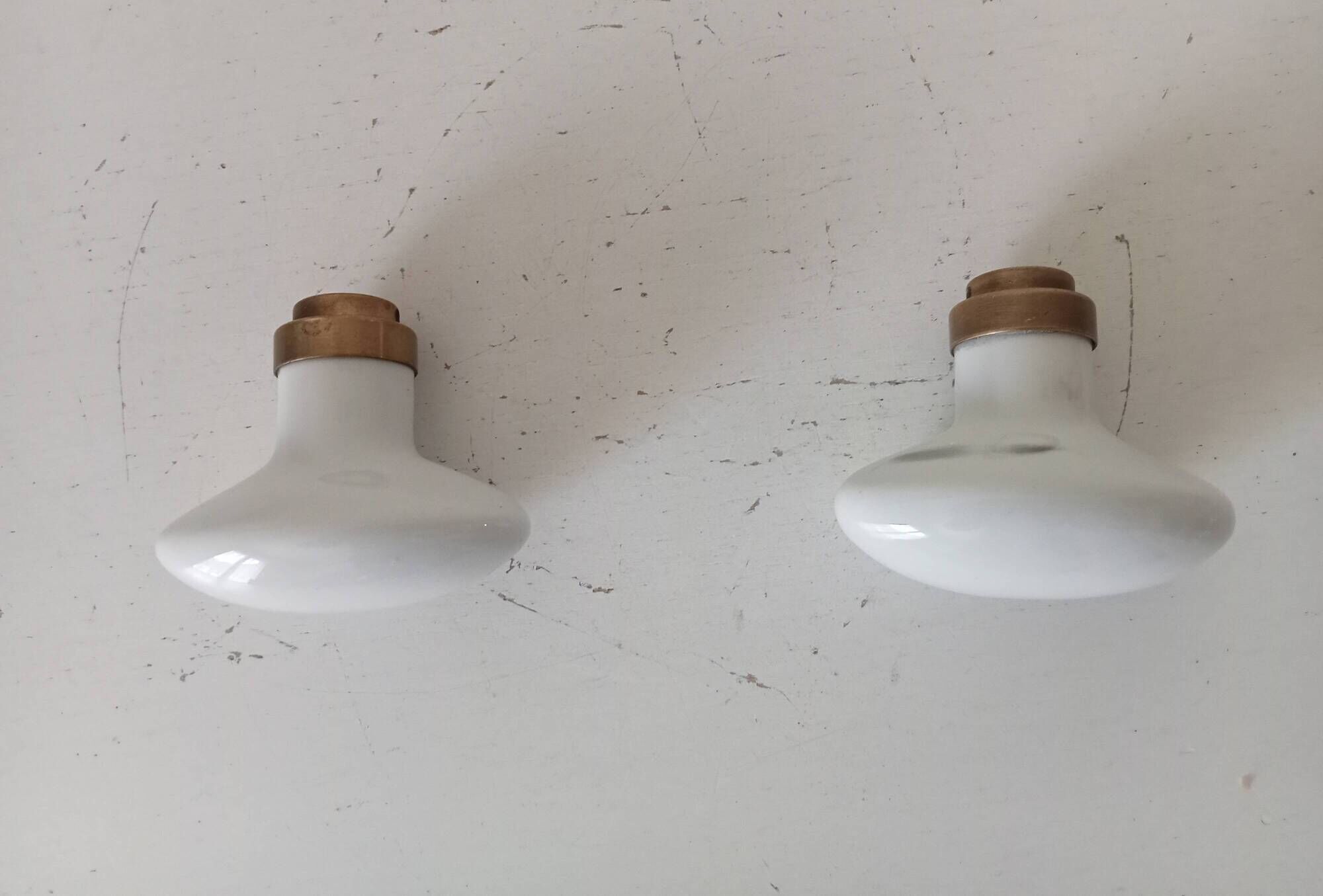 Pair of vintage door handles in porcelain and brass.