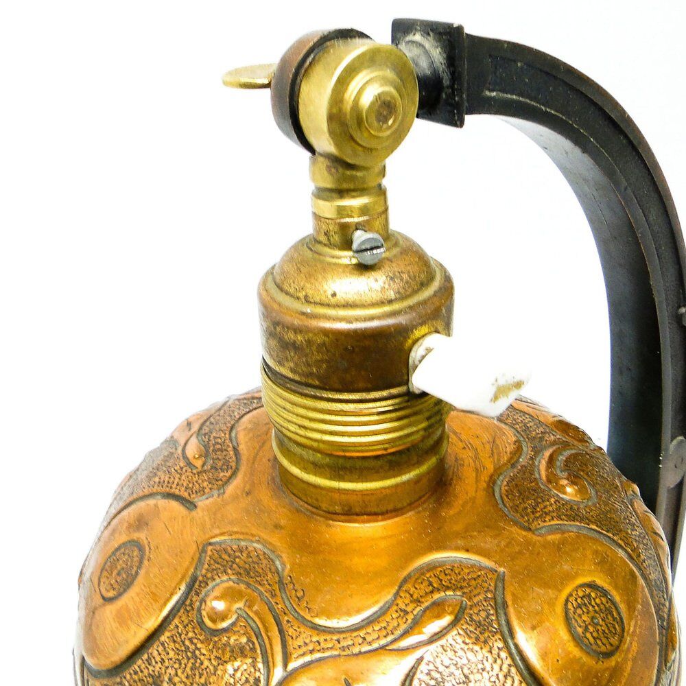 Lampe de table Art Nouveau avec motifs floraux, Autriche-Hongrie, années 1900.