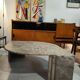 Table basse en marbre, forme goutte d'eau vieux rose
