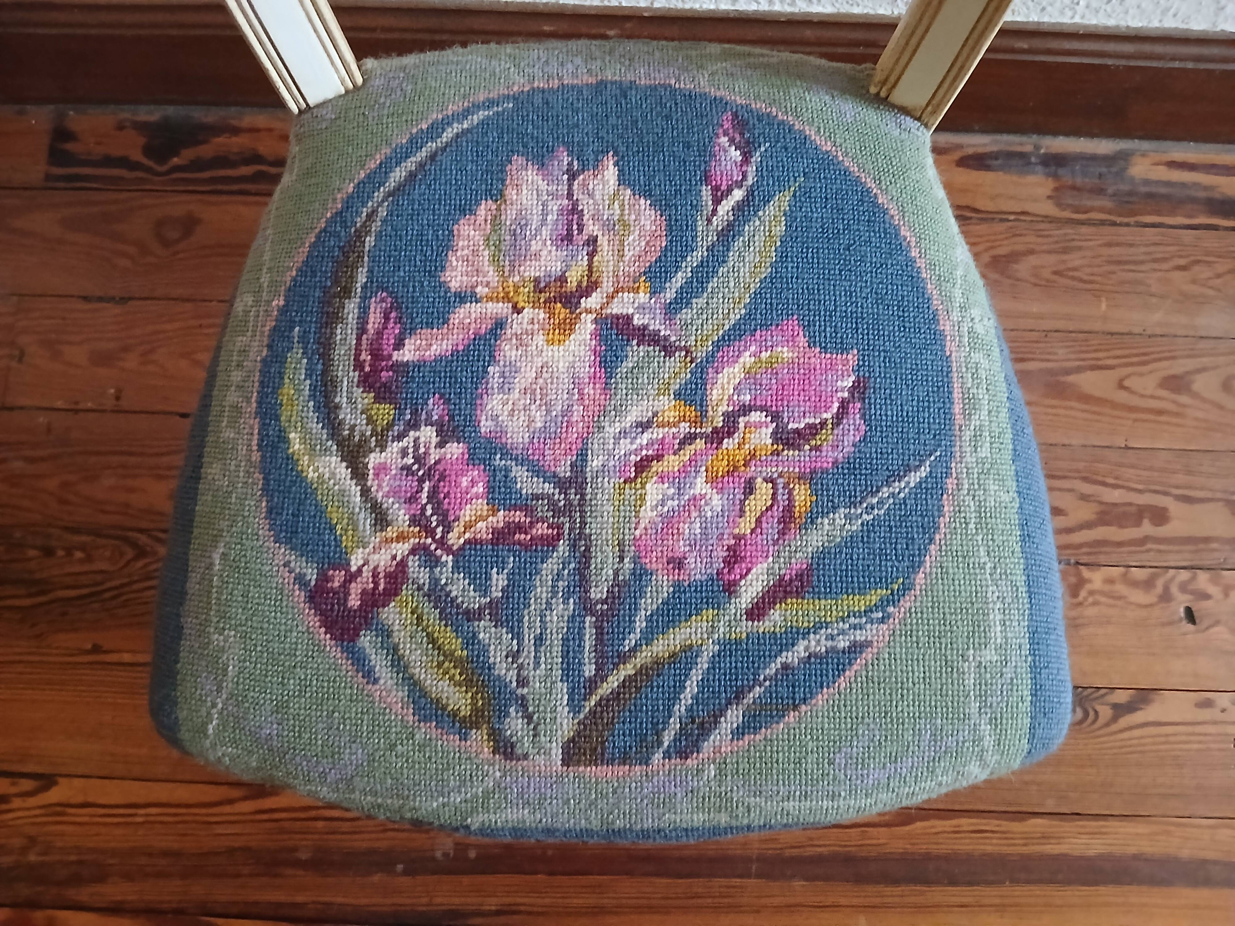 Nursing chair with iris pattern seat