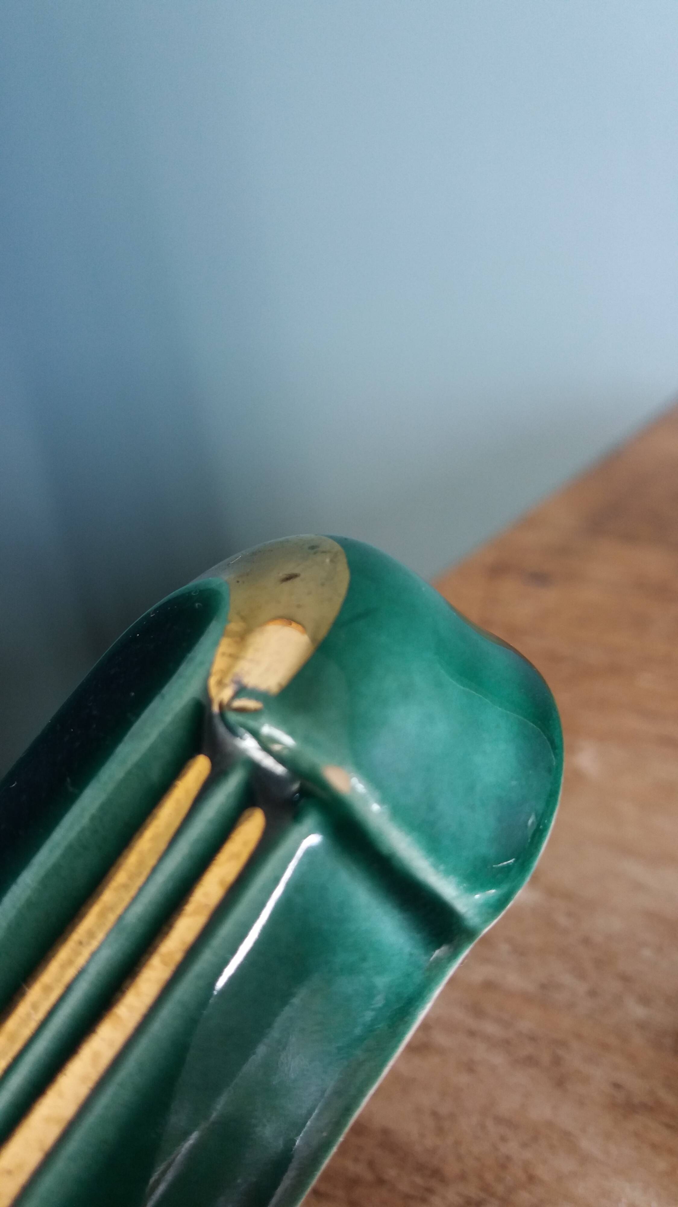 Poët Laval knife rest in emerald green ceramic and gold.