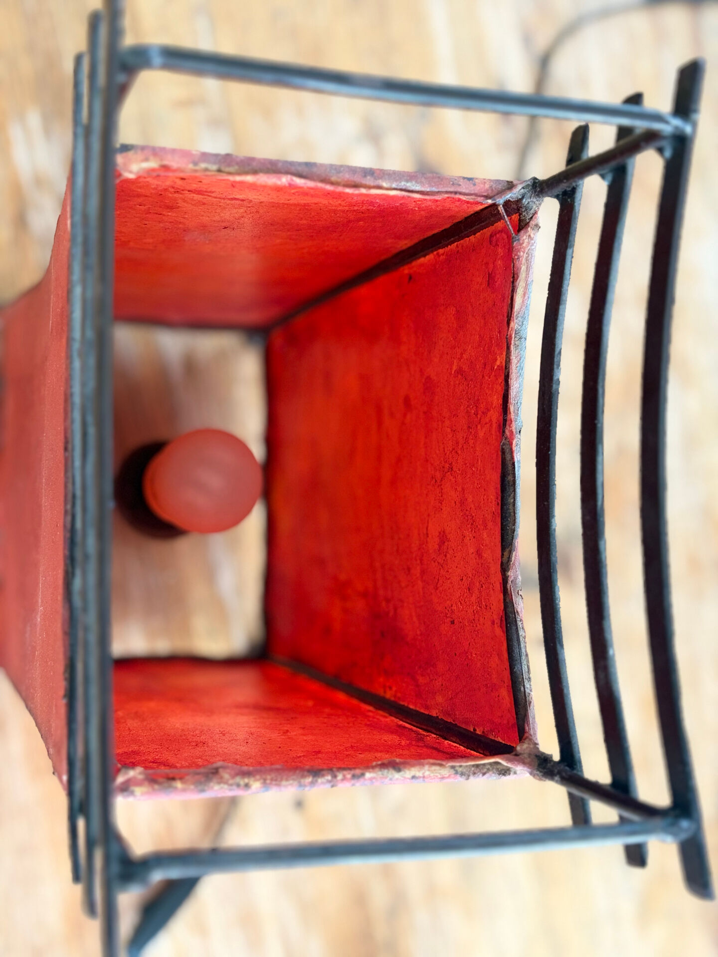 Vintage lamp in patinated black and red metal – Japanese spirit