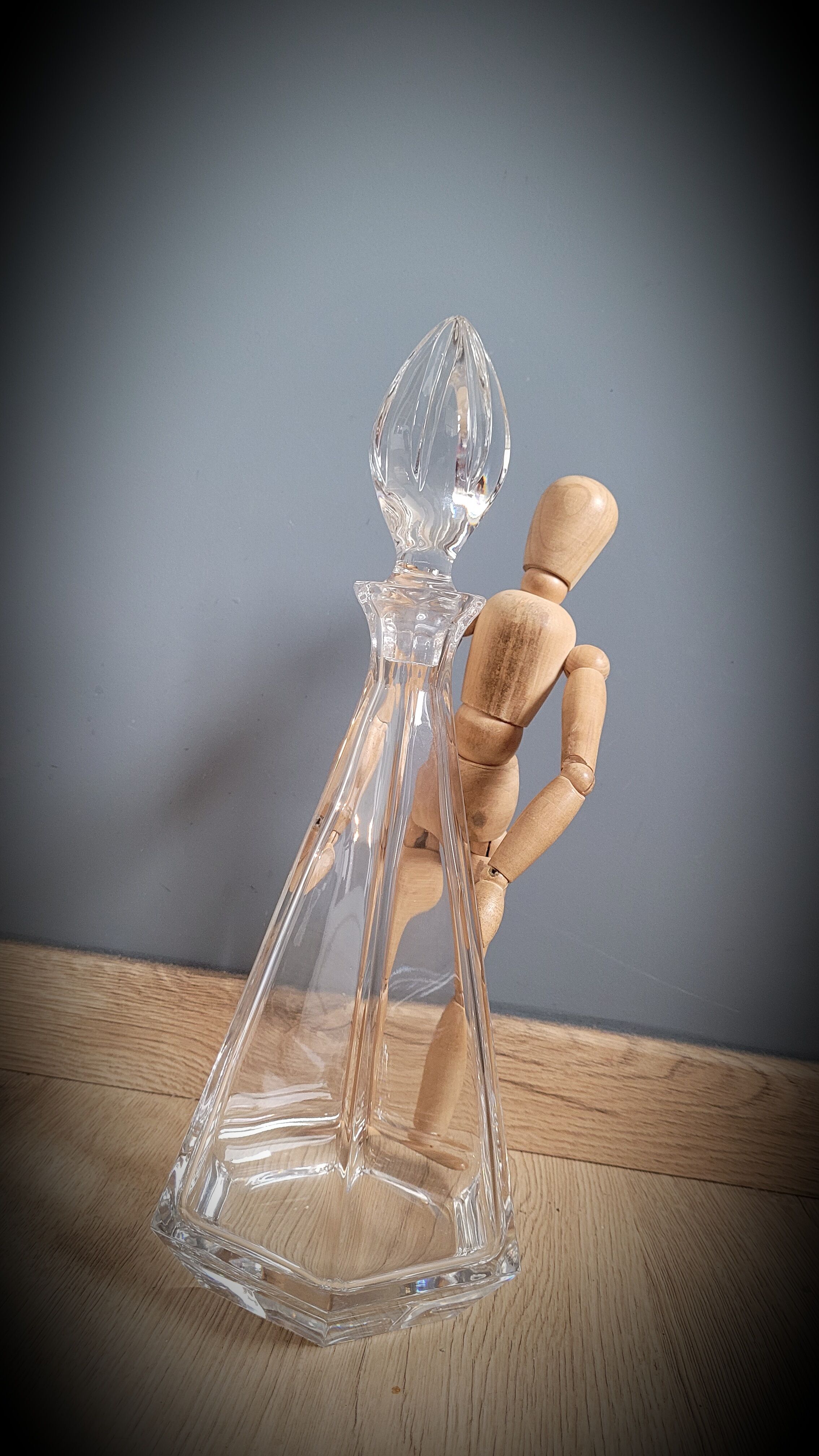 Pyramid crystal decanter